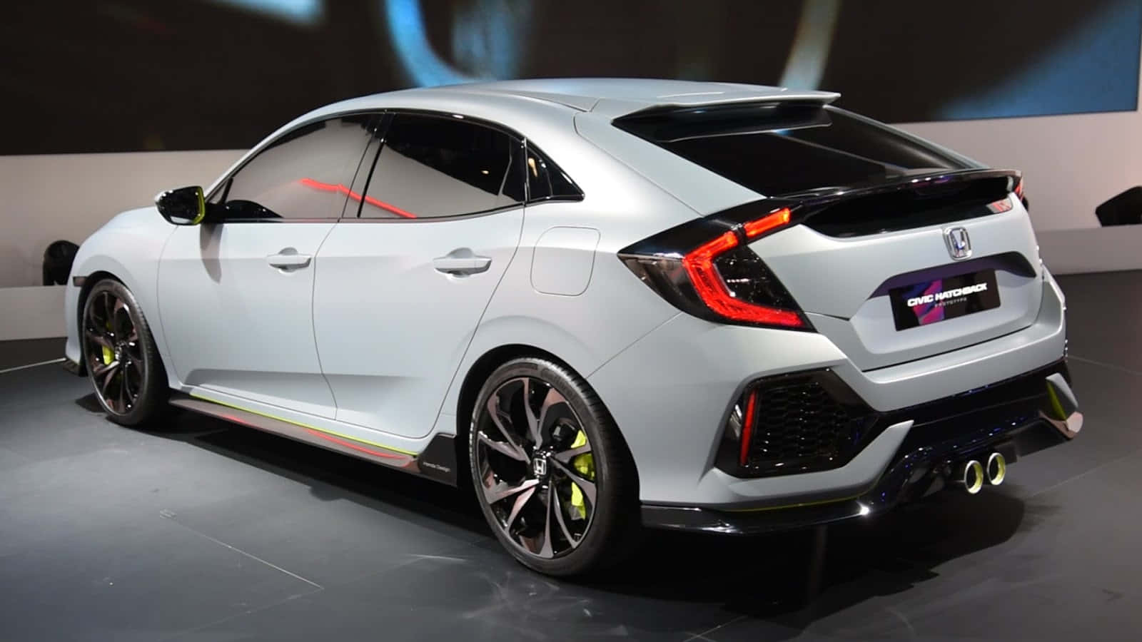 展示中的銀色本田Civic Type R跑車，配備紅色尾燈和黃色制動卡鉗。