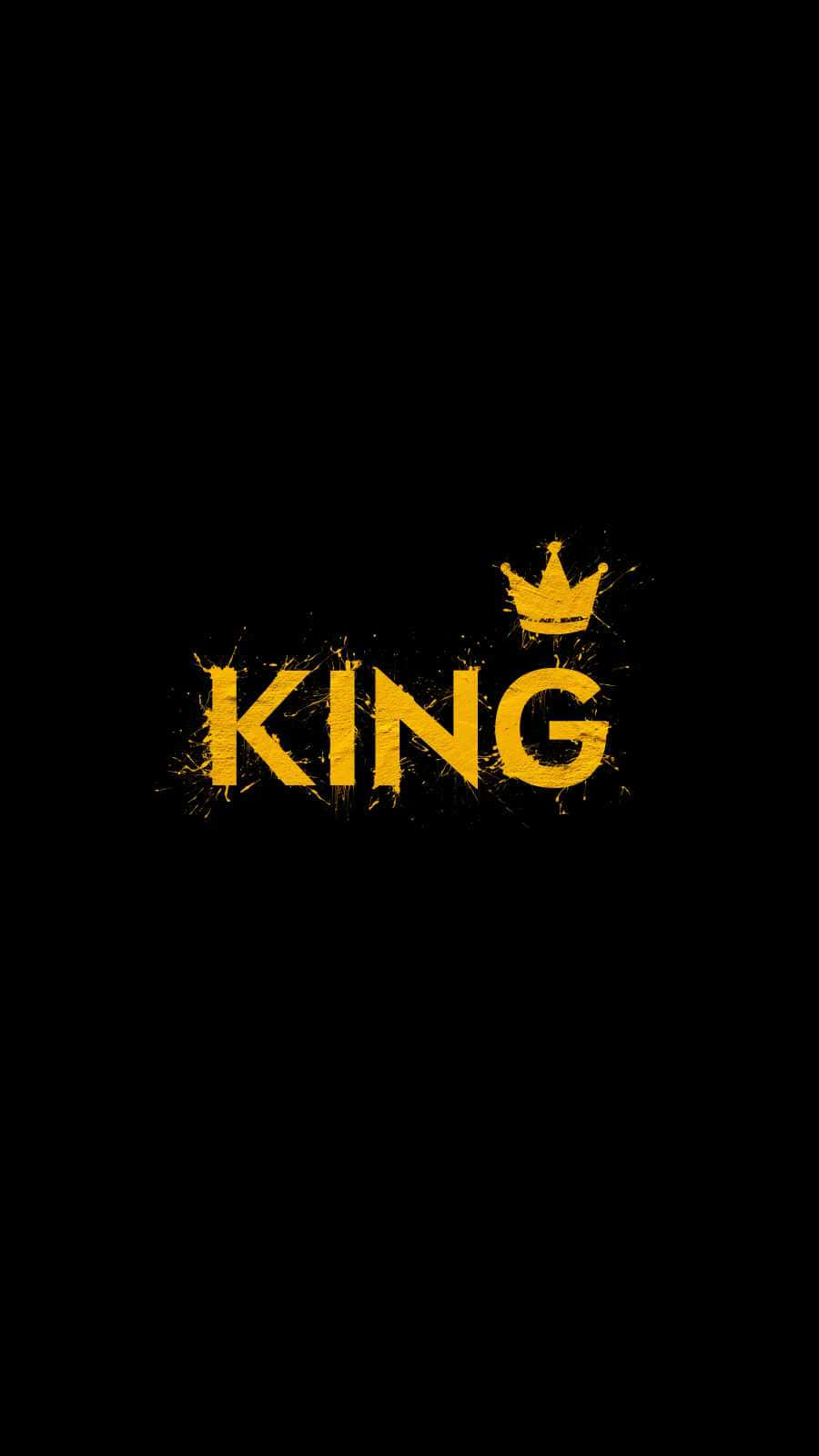 為王者量身打造的絢麗掛毯 壁紙 — 粗體黃色 'KING' 文字，中央帶有皇冠噴濺圖形，置於純黑色背景上。