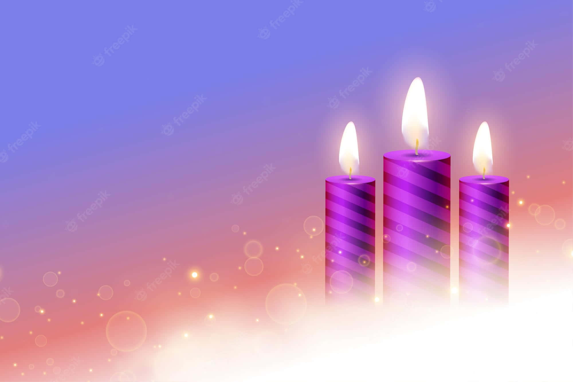 「為祝福的聖誕節做好準備」 壁紙 — 三根點燃的紫色條紋蠟燭在柔和的漸變天空和閃爍的散景燈光中溫暖地發光。
