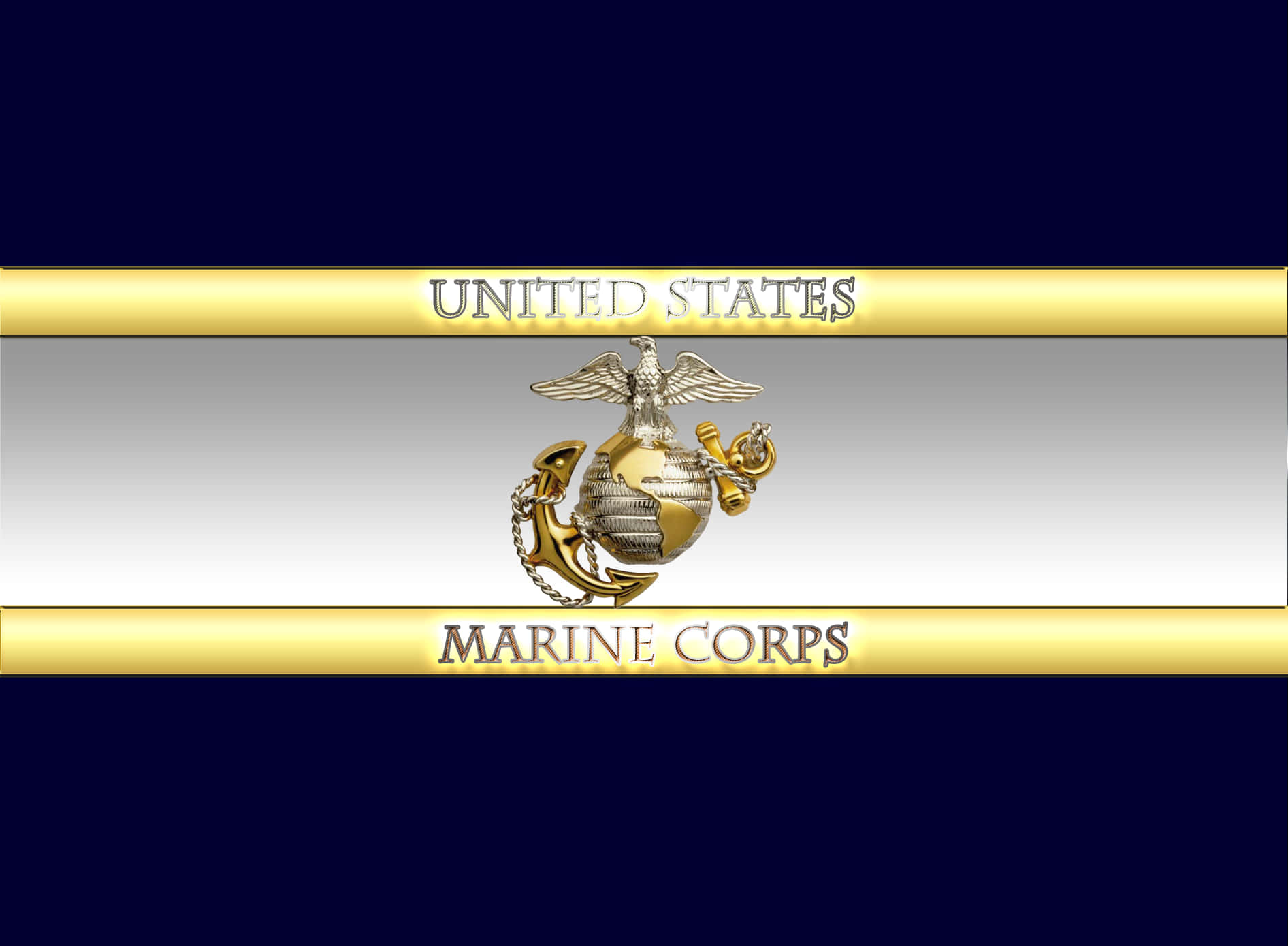 為美國海軍陸戰隊驕傲服役 壁紙 — 美國海軍陸戰隊徽章置於白色和金色橫幅中央，背景為深藍色。