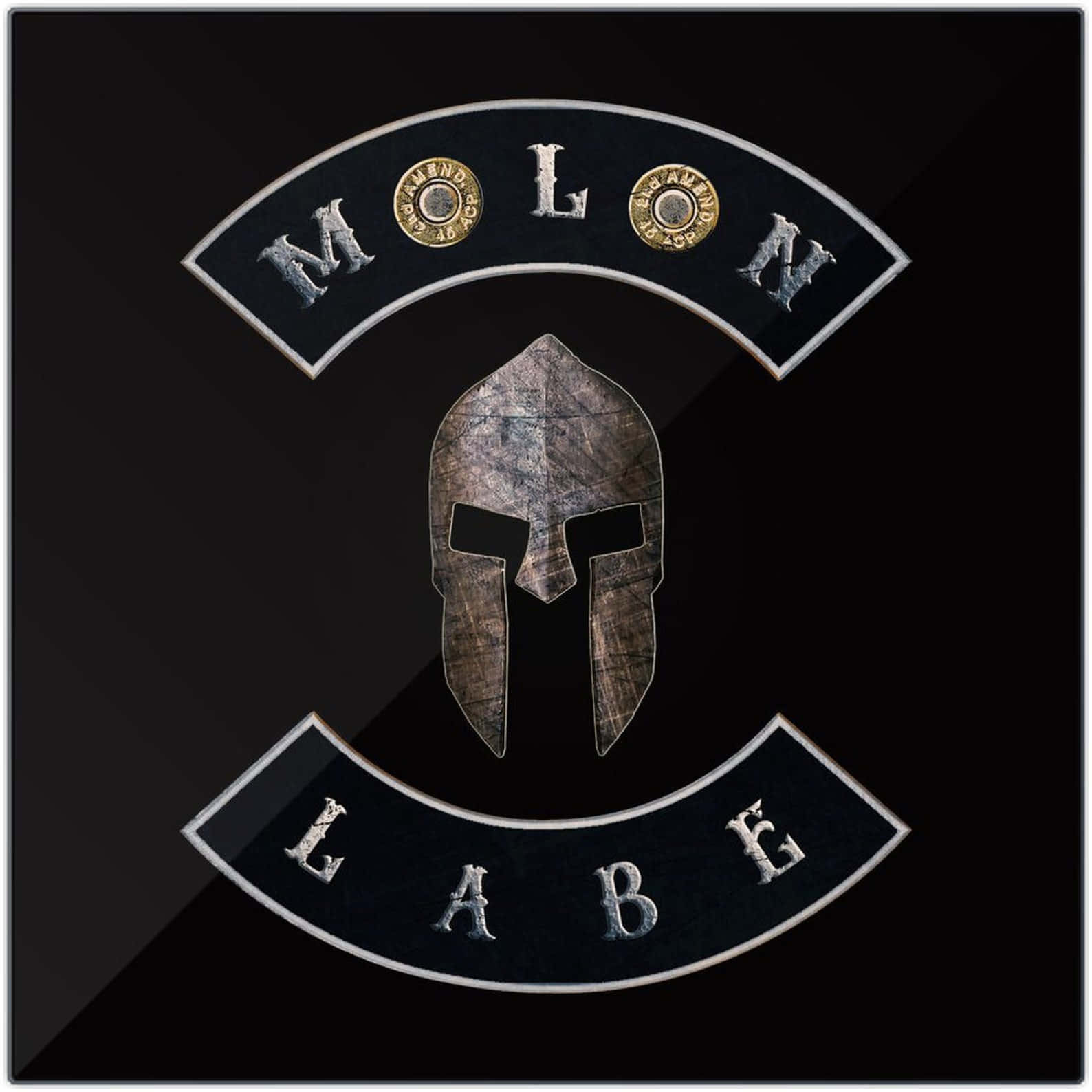 斯巴達頭盔標誌，帶有 'MOLN LABE' 和子彈殼，背景為黑色。