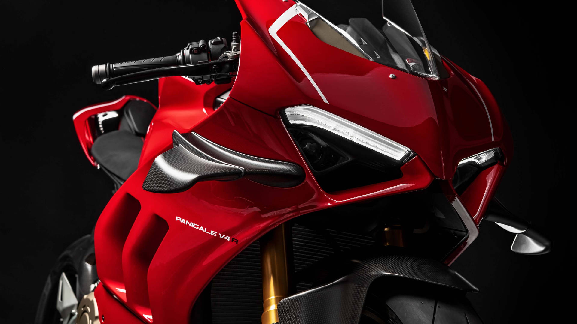 紅色 Ducati Panigale V4R 運動電單車在攝影棚燈光下。