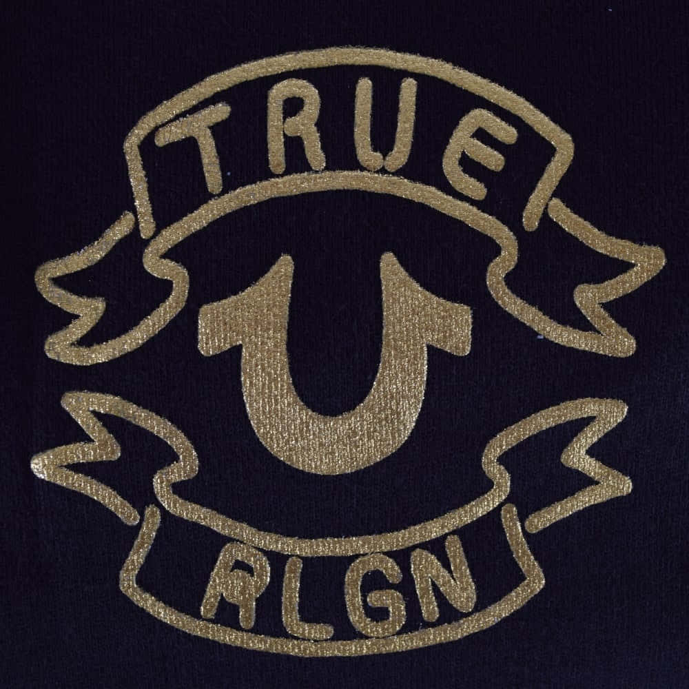 深色布料上金色刺繡標誌，包含TRUE及RLGN。