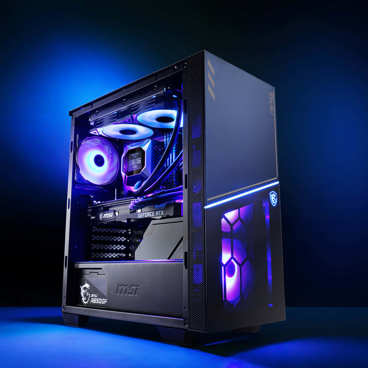 黑色遊戲電腦，帶有發光的紫色和藍色內部燈光和 MSI 品牌標誌。