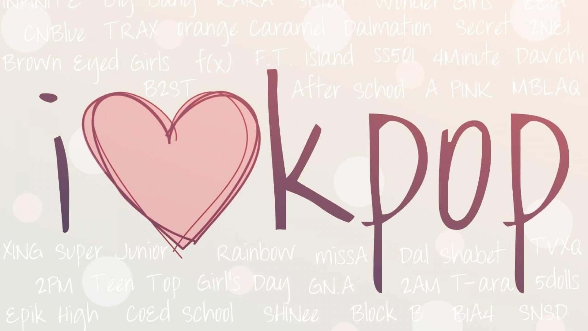 為鏡頭展露笑容——K-pop偶像Red Velvet 壁紙 — 手繪粉紅色心形取代了「i ♥ kpop」中的「o」，K-pop 團體名稱漂浮在柔和粉彩散景中。