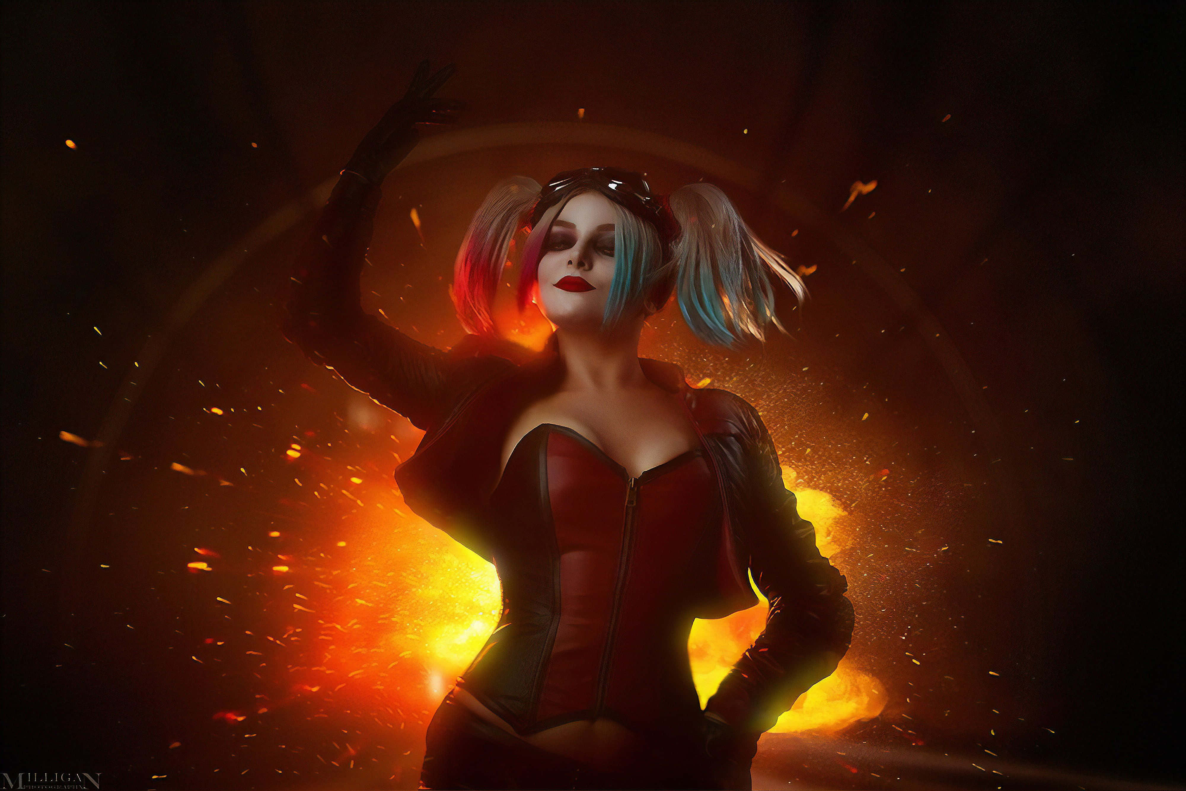烈焰哈莉·奎茵 Injustice 2 壁紙 — 一位扮演哈莉·奎茵的角色扮演者自信地站在火焰爆炸中，火花四濺。