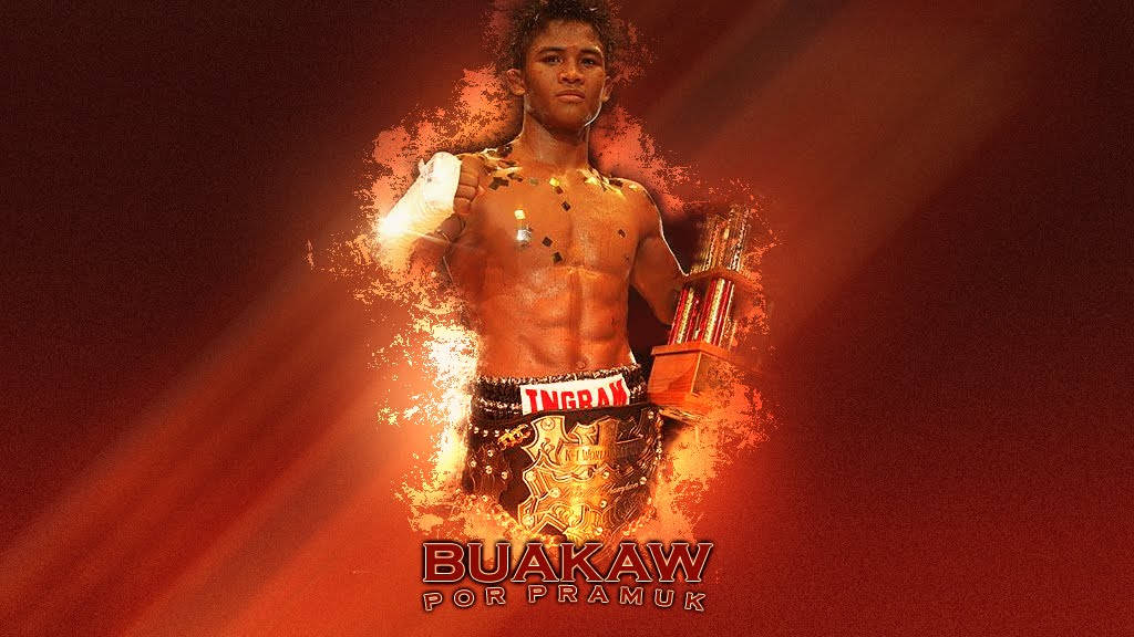 泰拳冠軍 Buakaw Por Pramuk 手持獎盃，被熾熱的橙色光芒包圍。