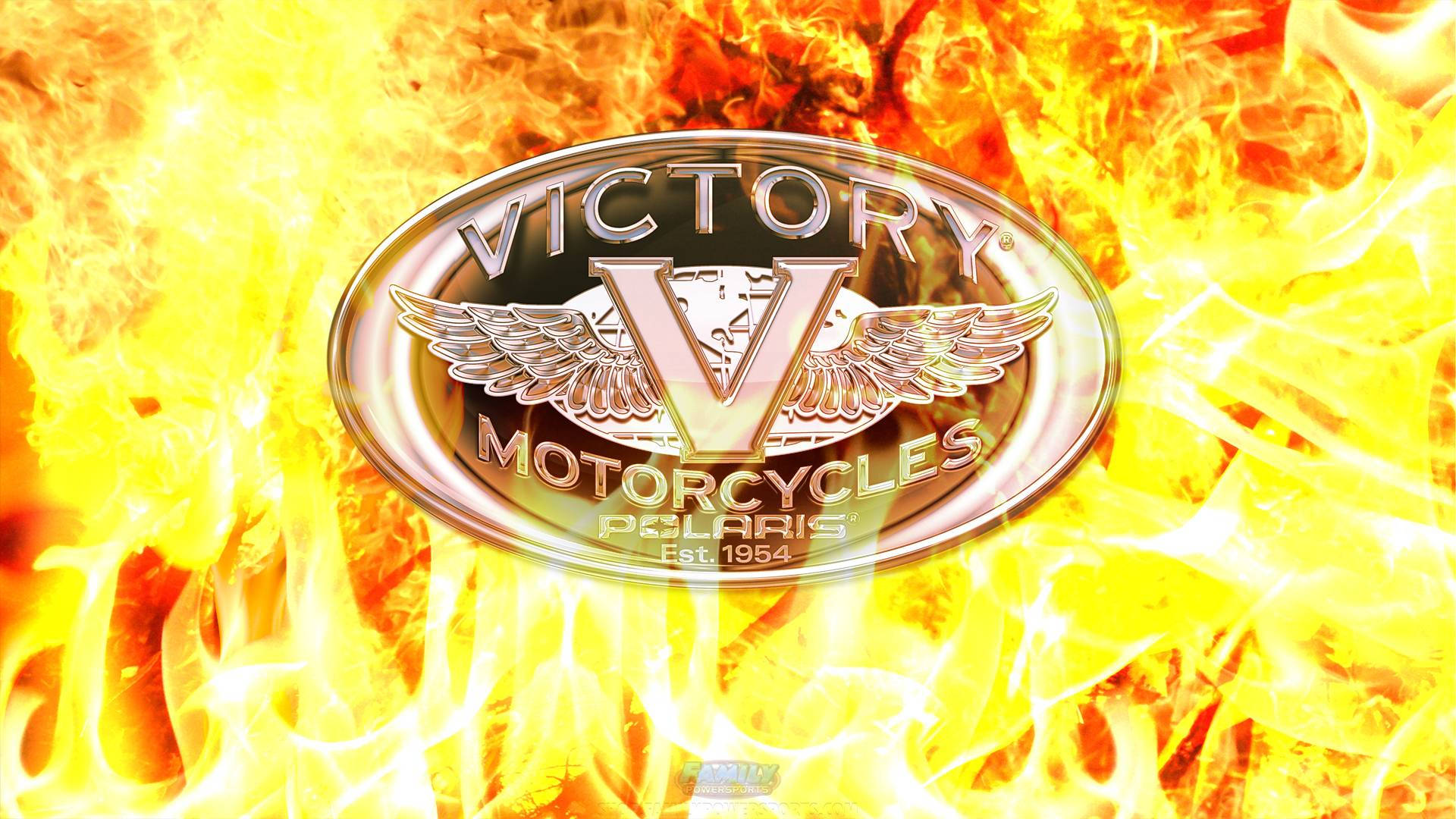 烈焰風格的美國勝利機車 壁紙 — 帶有翅膀的Victory Motorcycles標誌在咆哮的黃色和橙色火焰背景下發光。