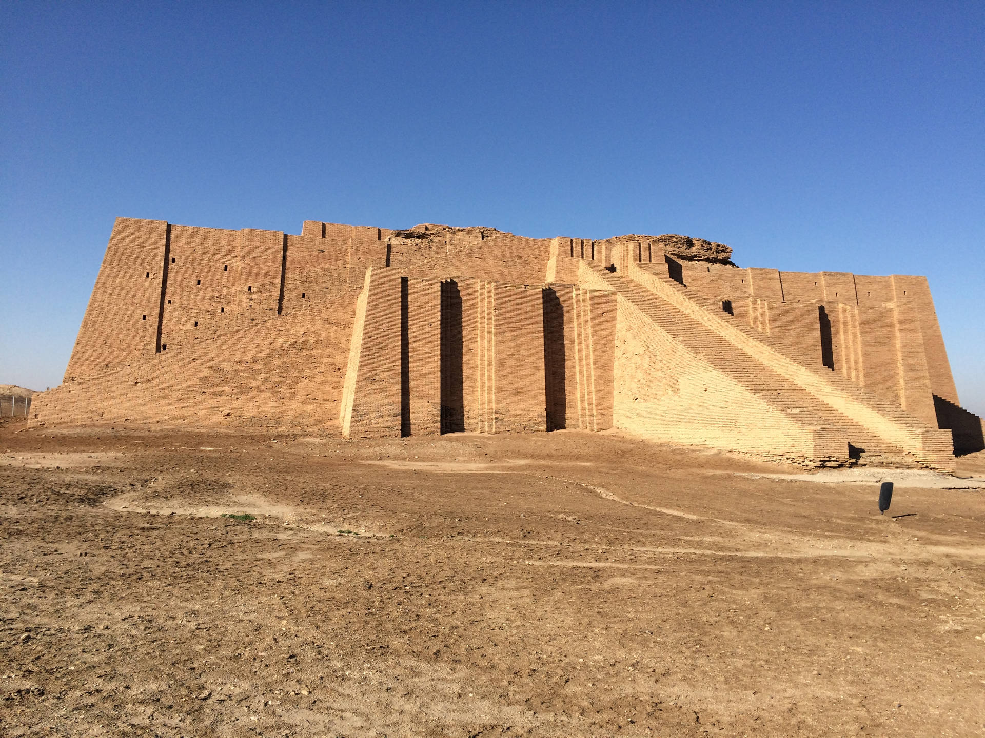晴朗藍天下沙漠中的古代金字形神塔遺址