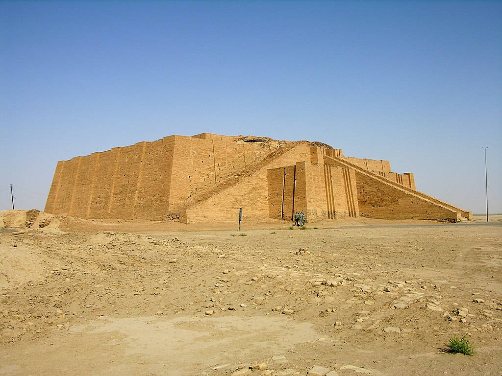 沙漠中的古代金字形神塔，附近有遊客，藍天白雲