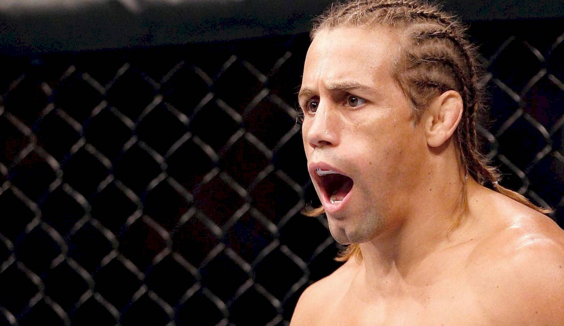 MMA鬥士在八角籠中比賽時大喊