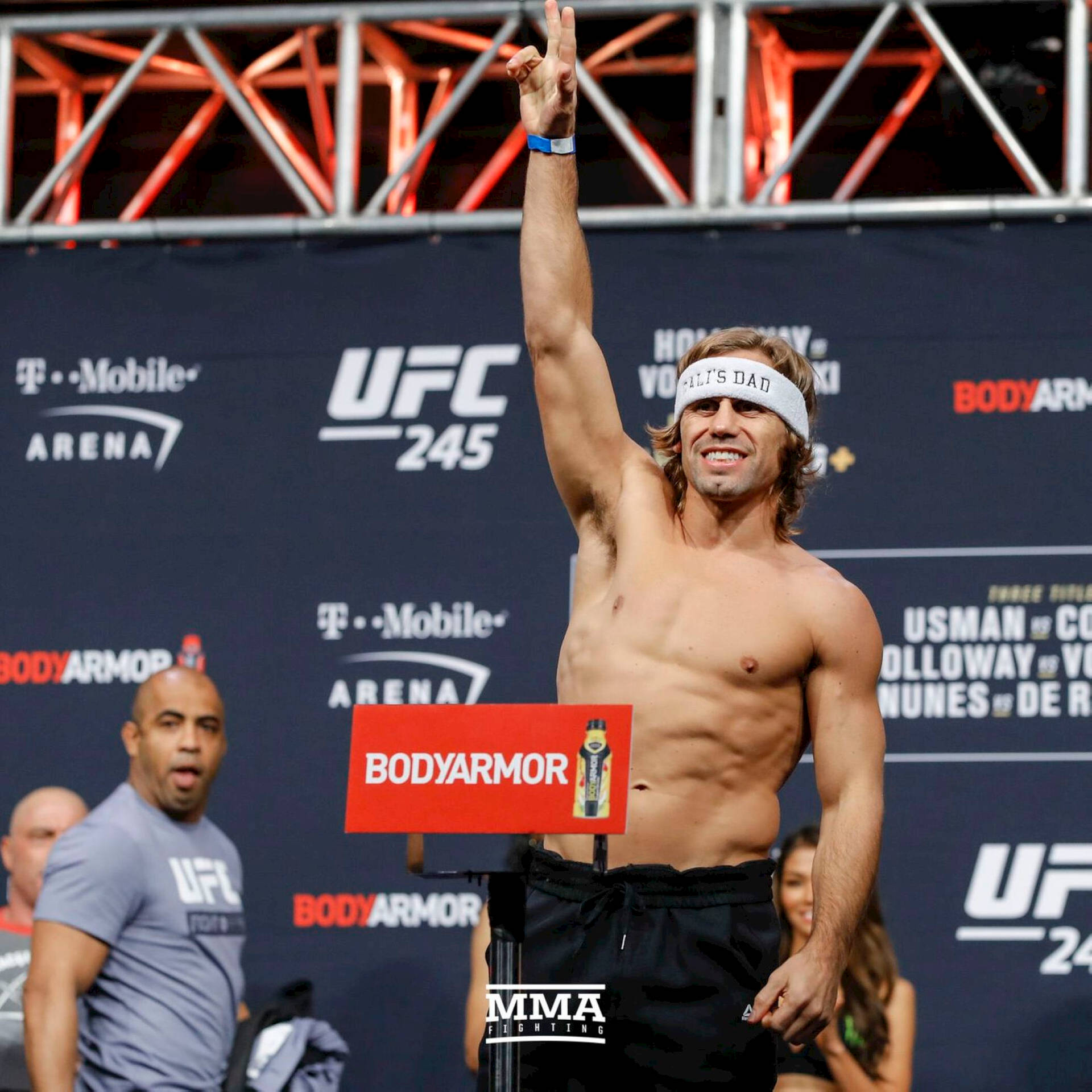 UFC戰士戴著「DAD」頭帶在稱重時慶祝勝利。