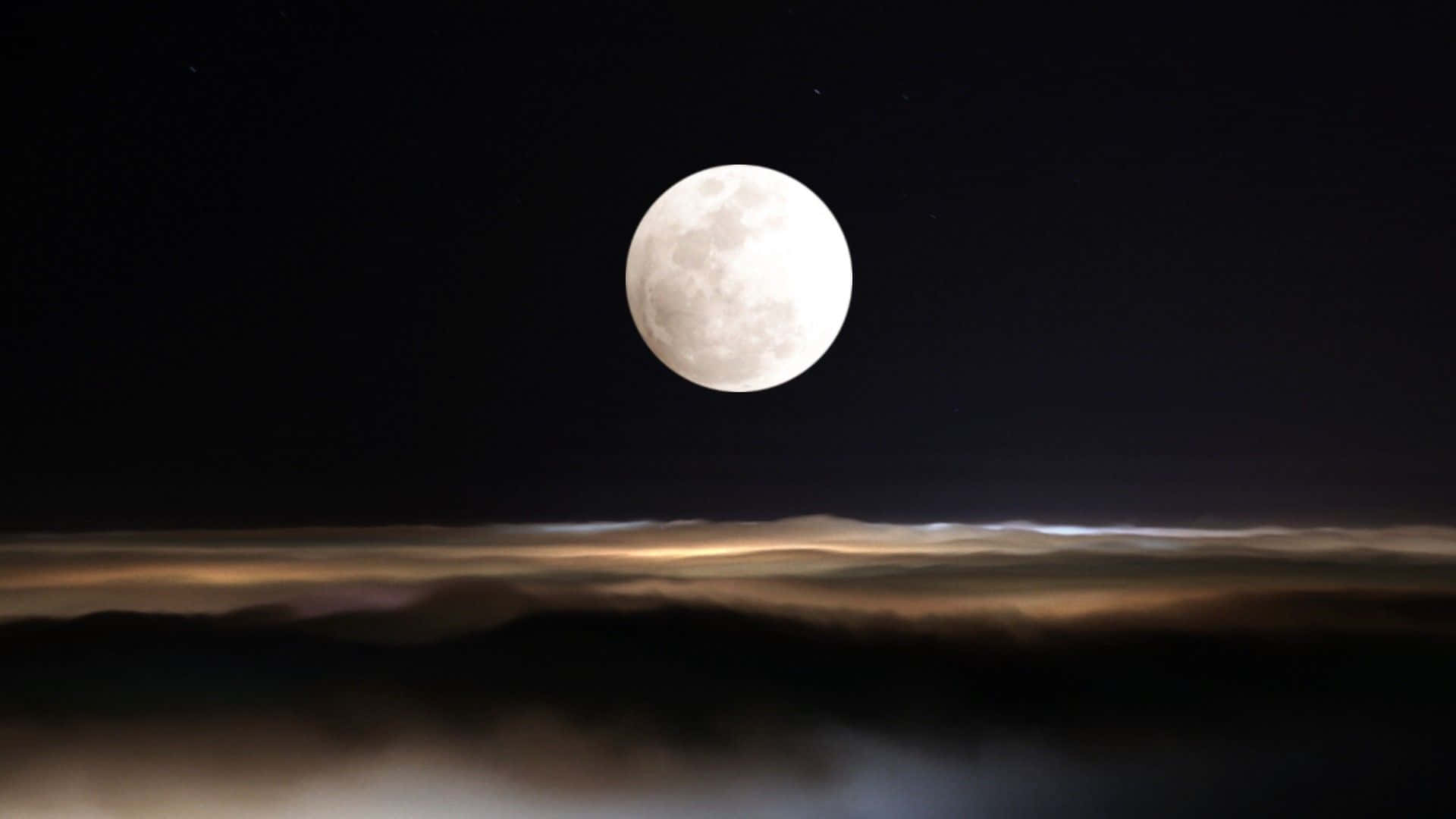 烏雲密佈夜空與清朗月圖 壁紙 — 一輪明亮的滿月懸掛在發光的雲海之上，夜空無星。