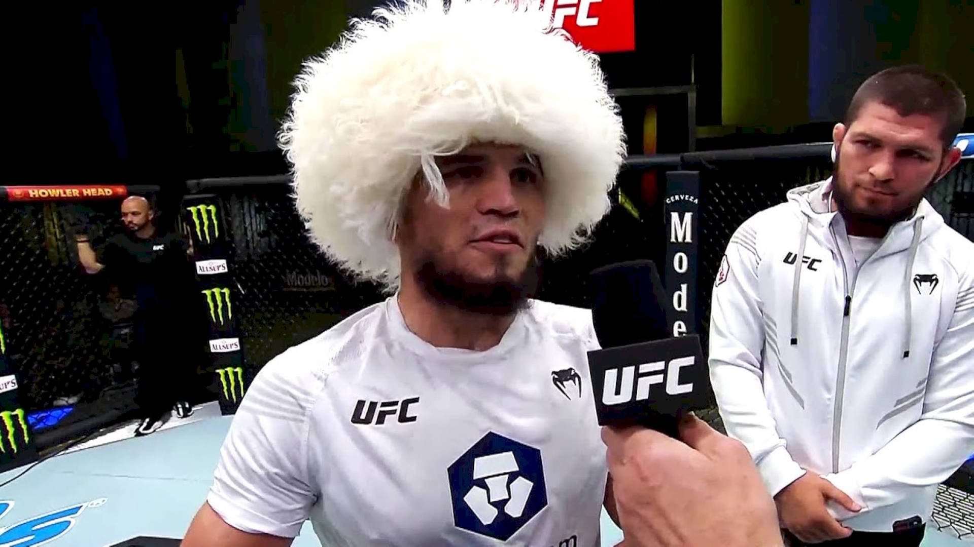 戴白色帽子的UFC拳手在八角籠內接受訪問