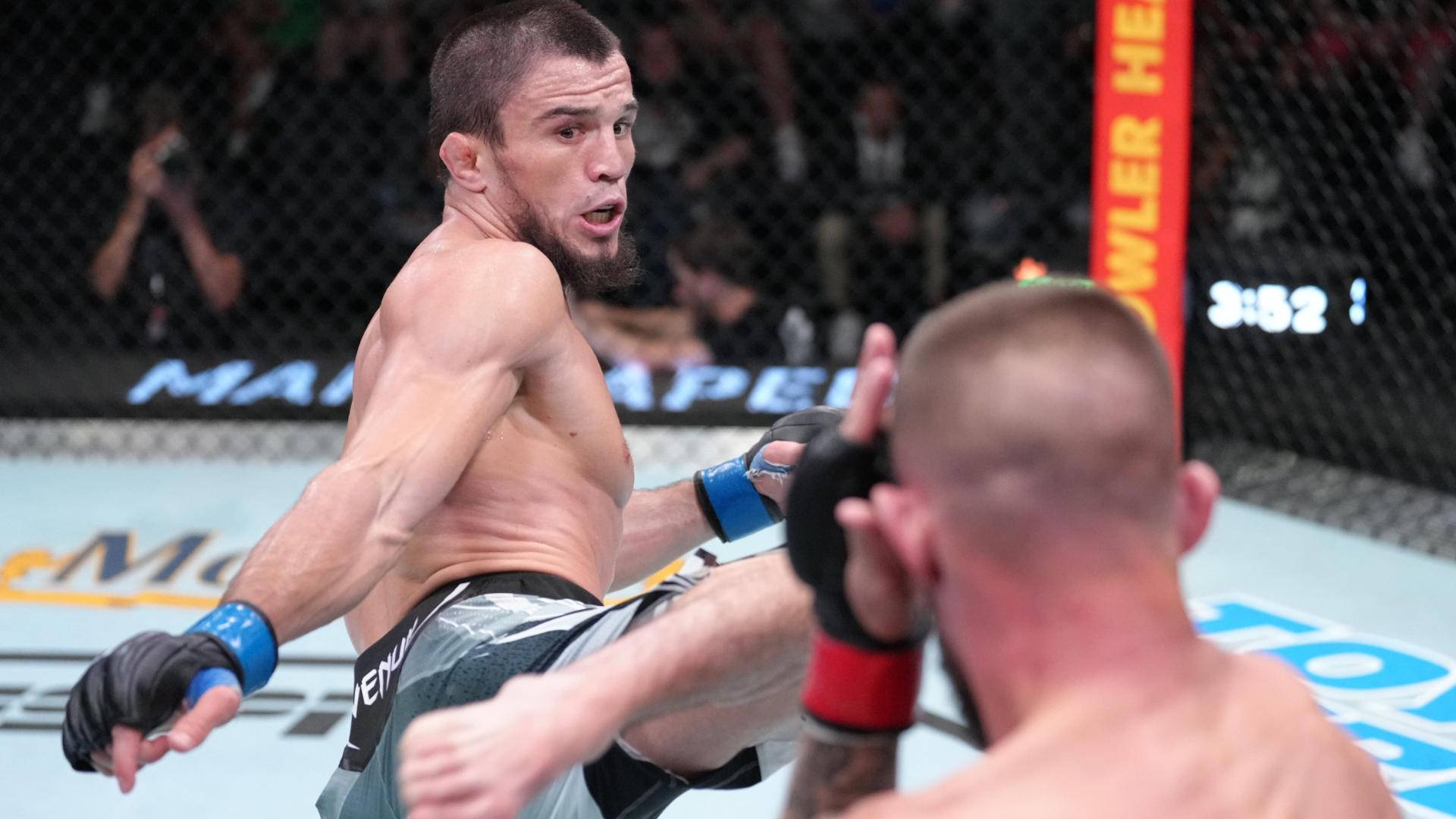 MMA拳手在八角籠比賽中執行高踢。