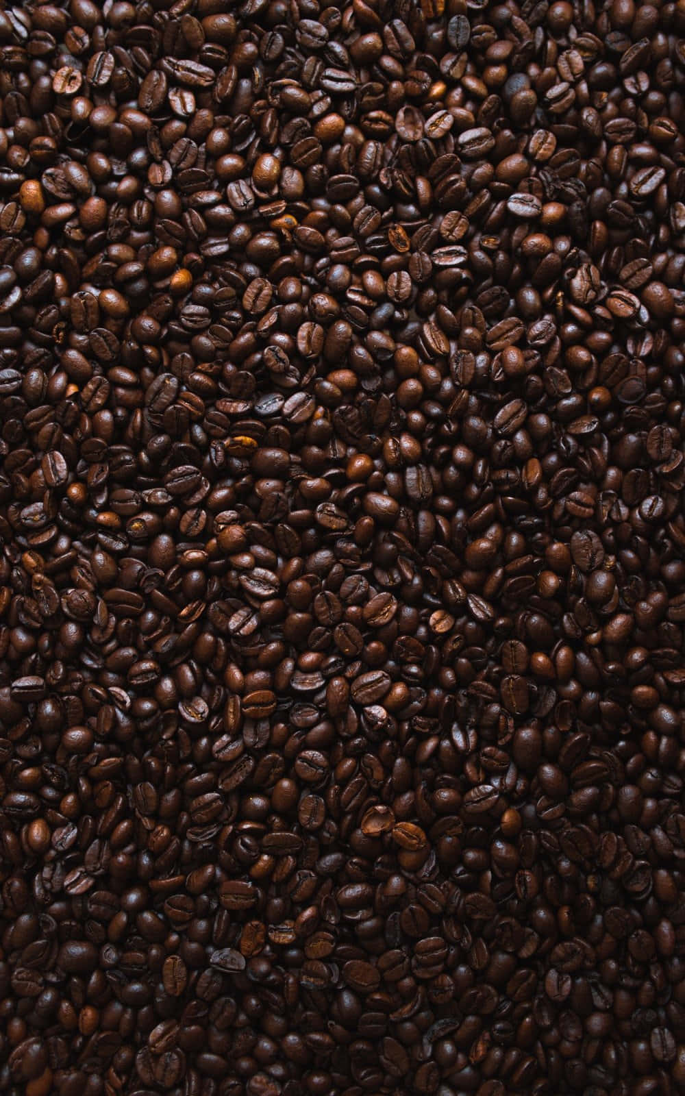 Black Coffee 桌布 壁紙 — 烘焙咖啡豆的特寫，豐富的棕色色調和紋理表面充滿畫面。
