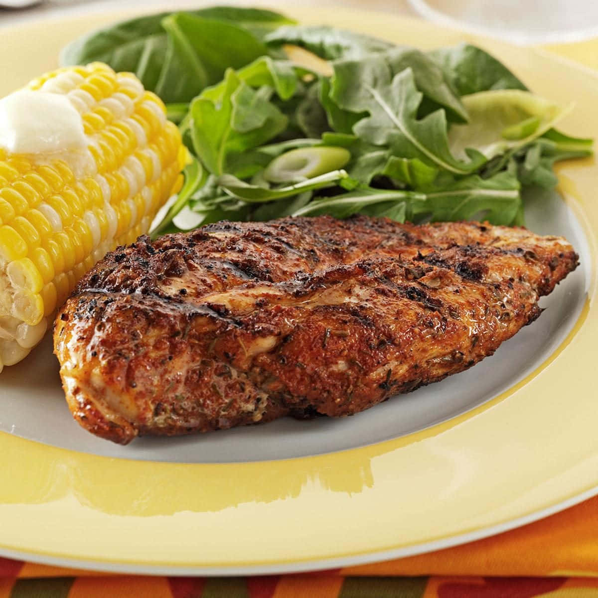 Blackened Chicken 桌布 壁紙 — 烤雞胸肉配粟米和火箭菜沙律，盛在黃色碟上。