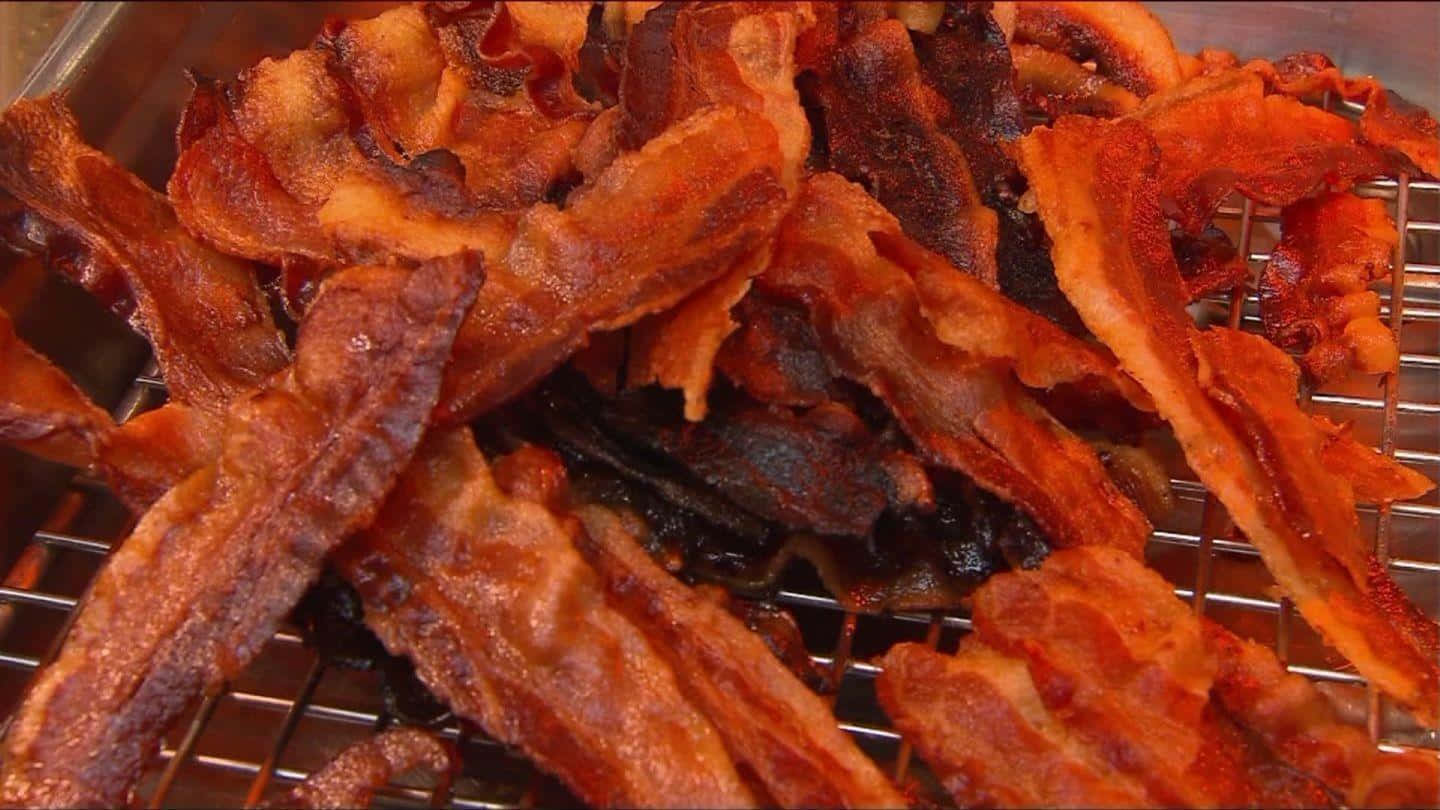 酥脆煙肉條在金屬架上冷卻