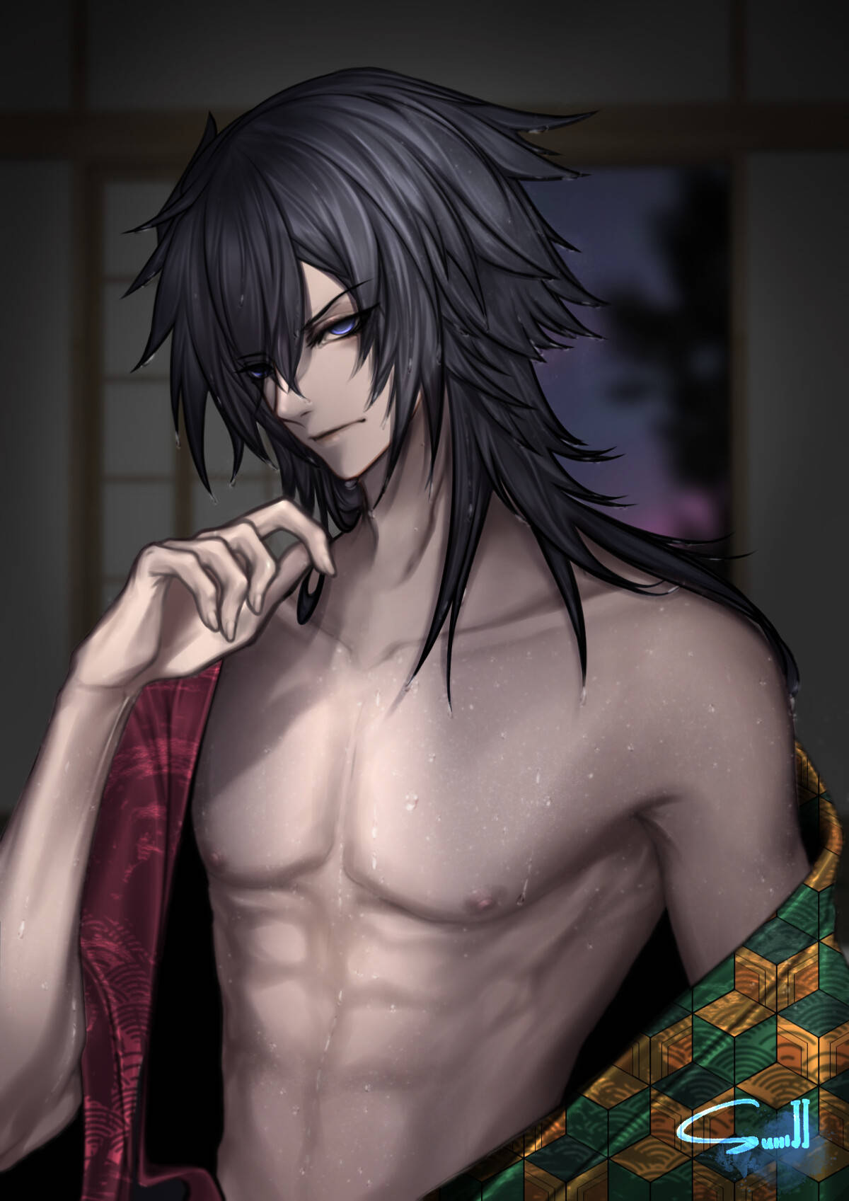 動漫男子黑髮藍眼在昏暗房間穿著圖案長袍。