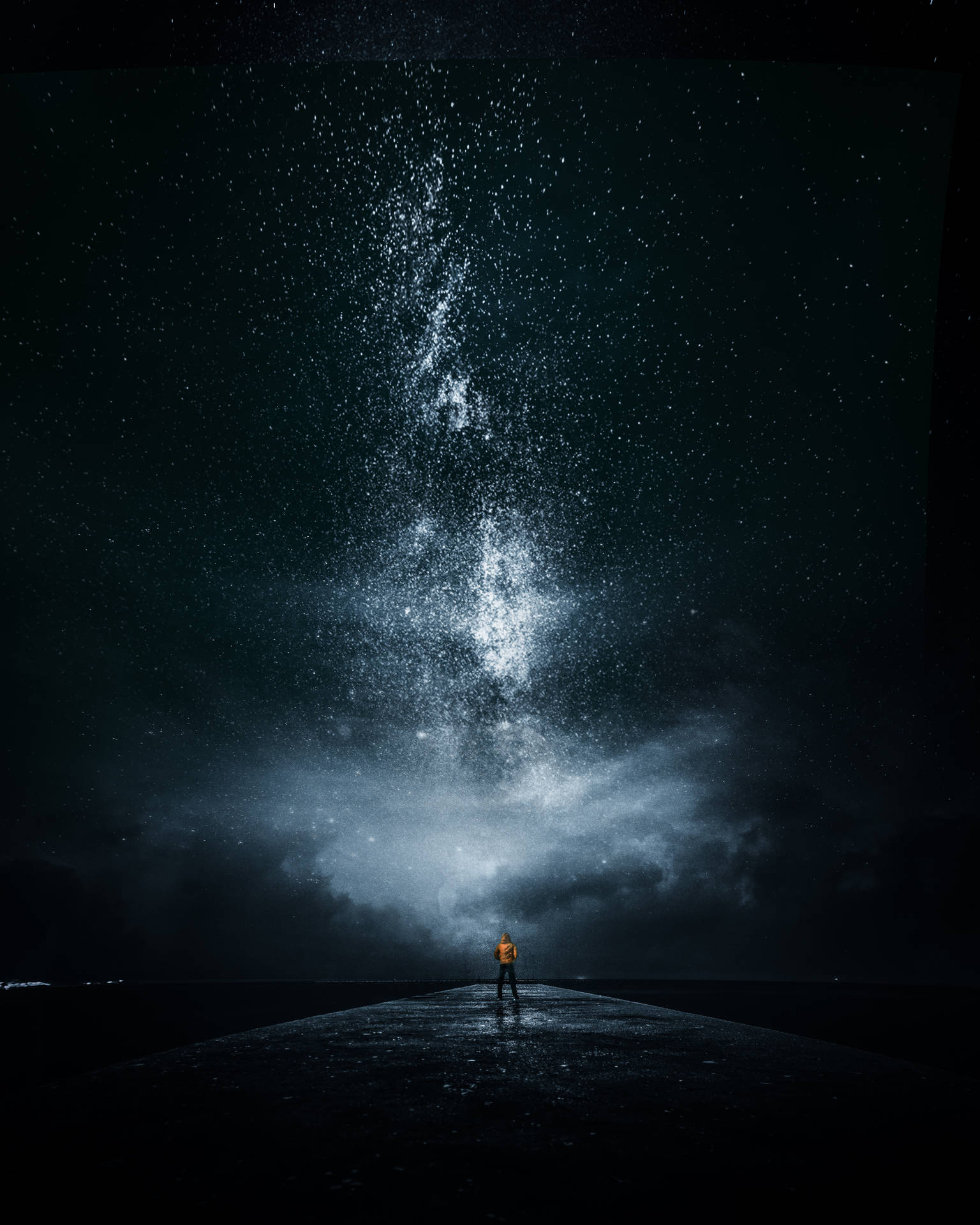 一個穿著橙色外套的人站在碼頭上，下方是墜落的星銀河。