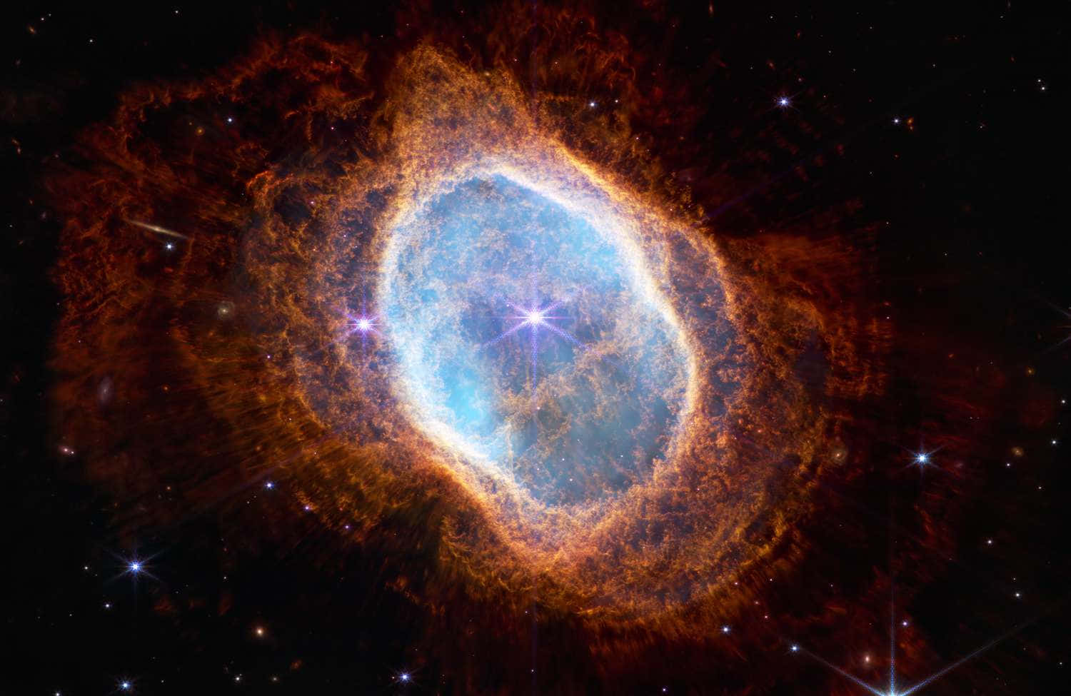 無可想像的星系與星雲 壁紙 — 一個充滿活力的宇宙星雲，在佈滿星星的黑色虛空中散發出火熱的橙色和冷藍色調。