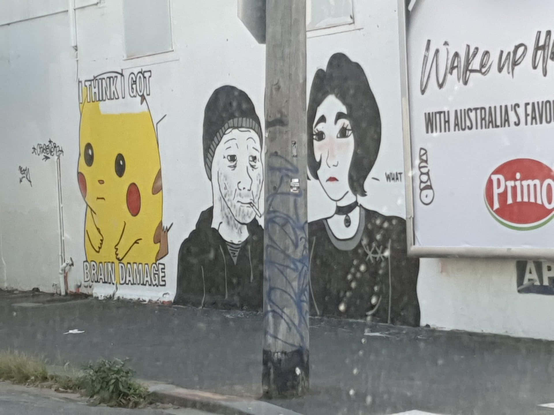 城市牆上帶有比卡超、吸煙男人和戴頸鏈女人的街頭藝術壁畫。
