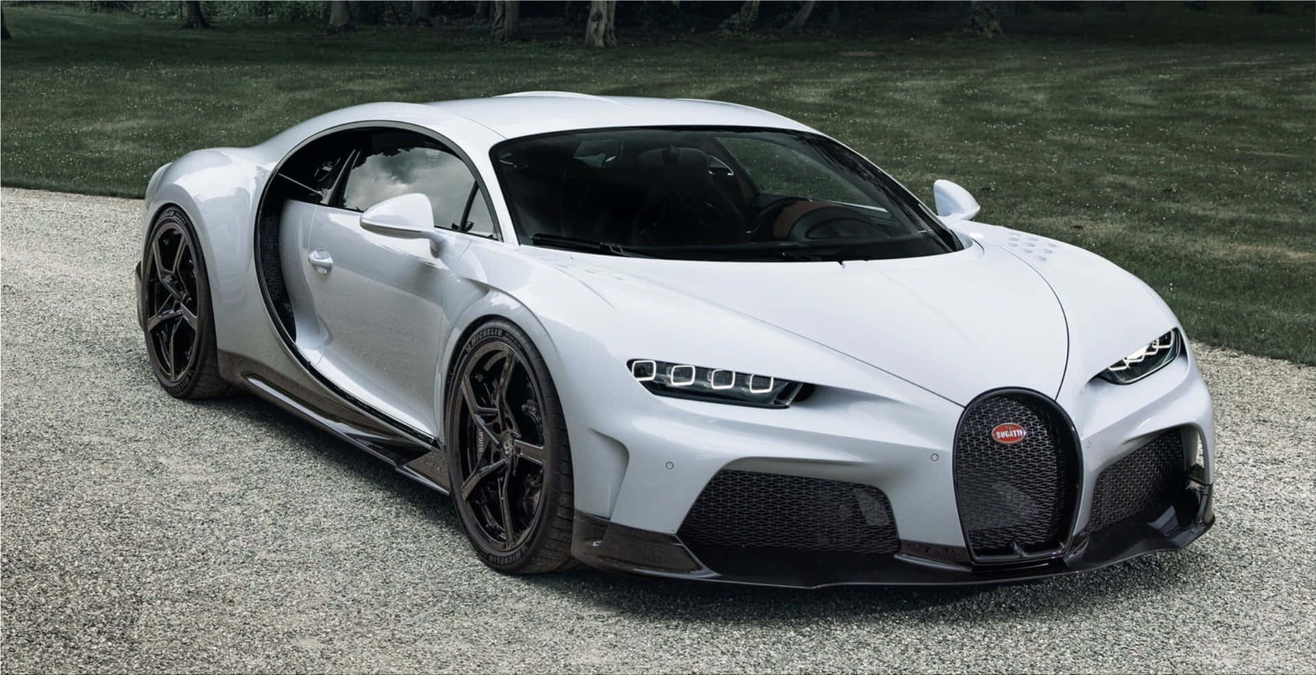 白色Bugatti Chiron剪刀門打開在碎石路上。
