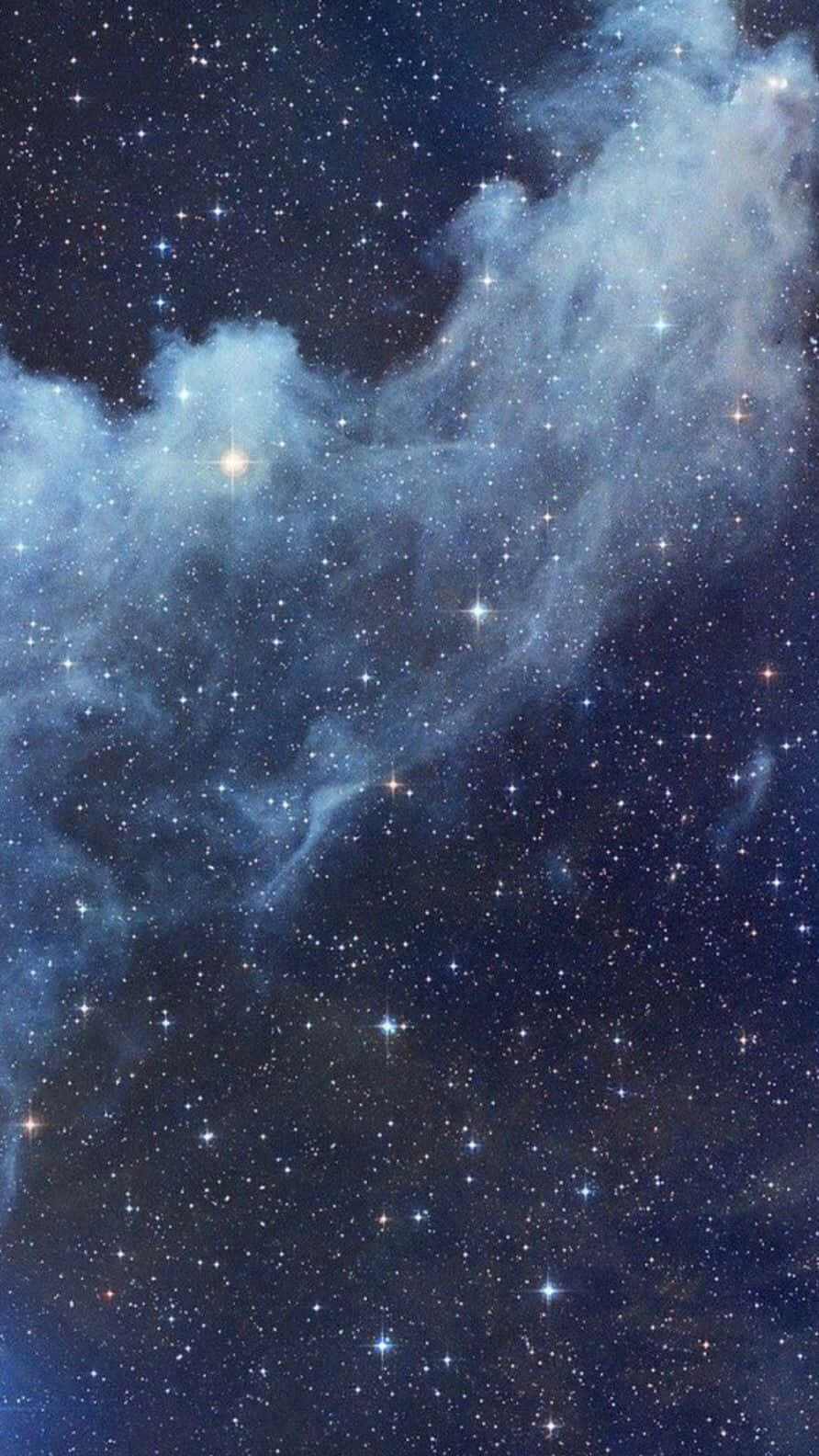廣闊的星空，在深空中閃耀著藍色星雲和閃爍的星星。