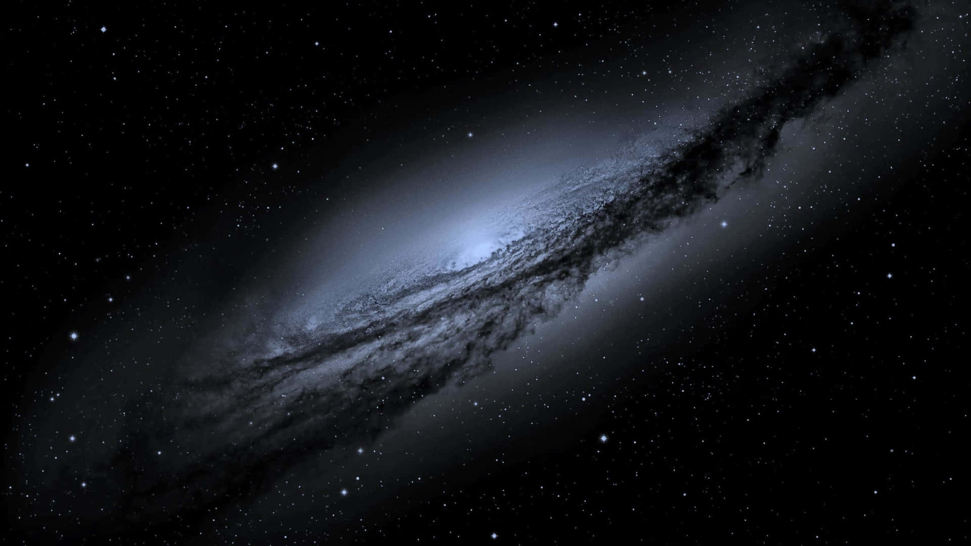 一個帶有發光核心和暗色塵埃帶的螺旋星系，周圍環繞著星星。