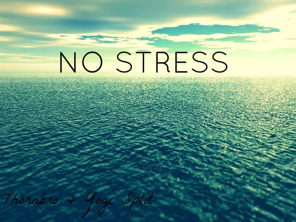 帶有文字 no stress 的青綠色海洋，適合放鬆