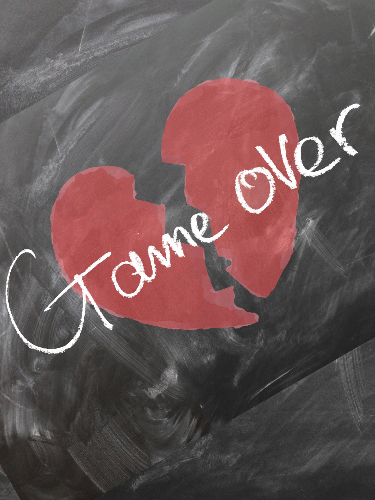 破碎的紅色心形，黑板上用粉筆寫著「Game Over」。