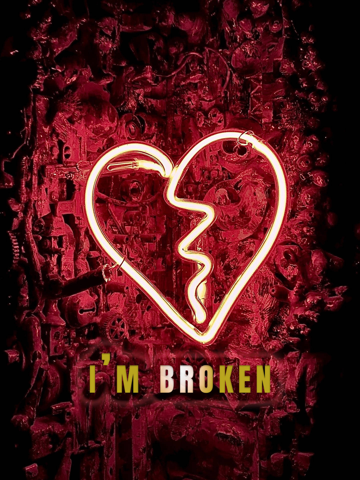 在紅色金屬牆上帶有 I'M BROKEN 字樣的破裂霓虹心臟標誌。