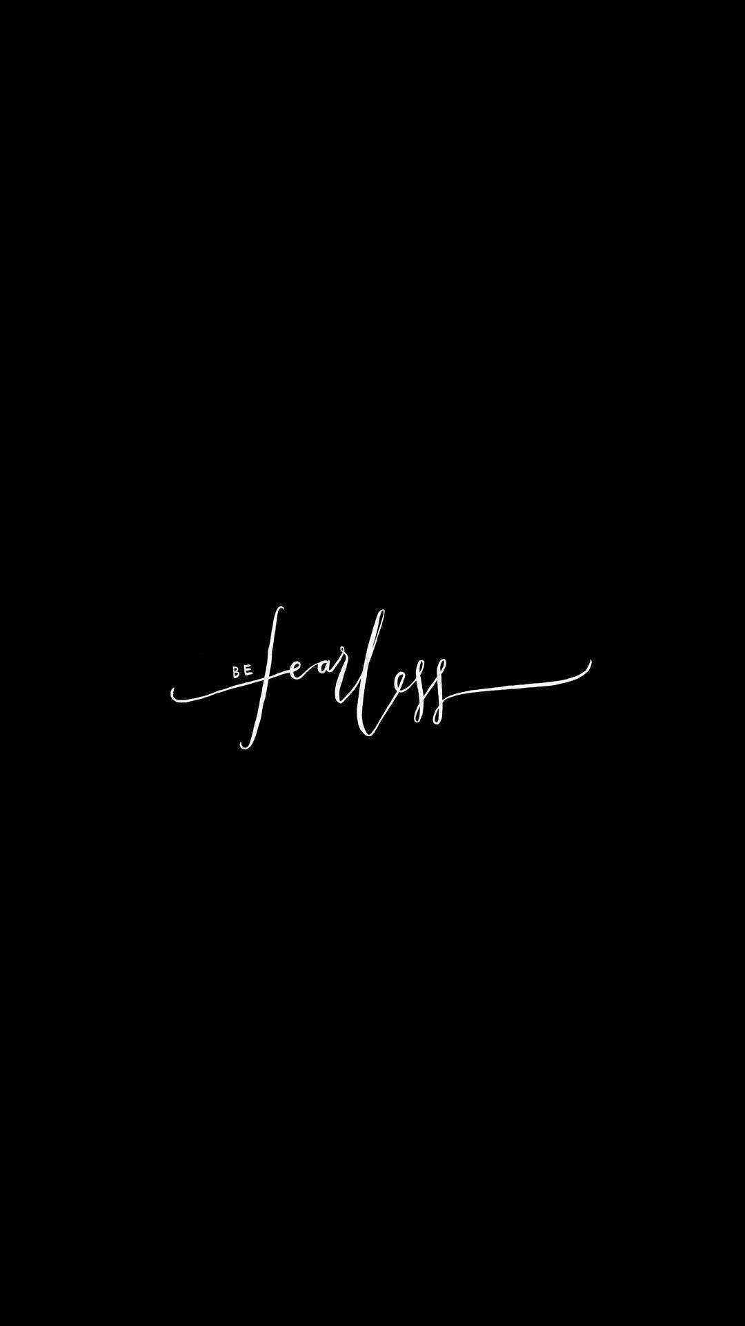 無懼基督教iPhone壁紙 壁紙 — 粗體白色草書文字 'be fearless' 居中在純黑色背景上。