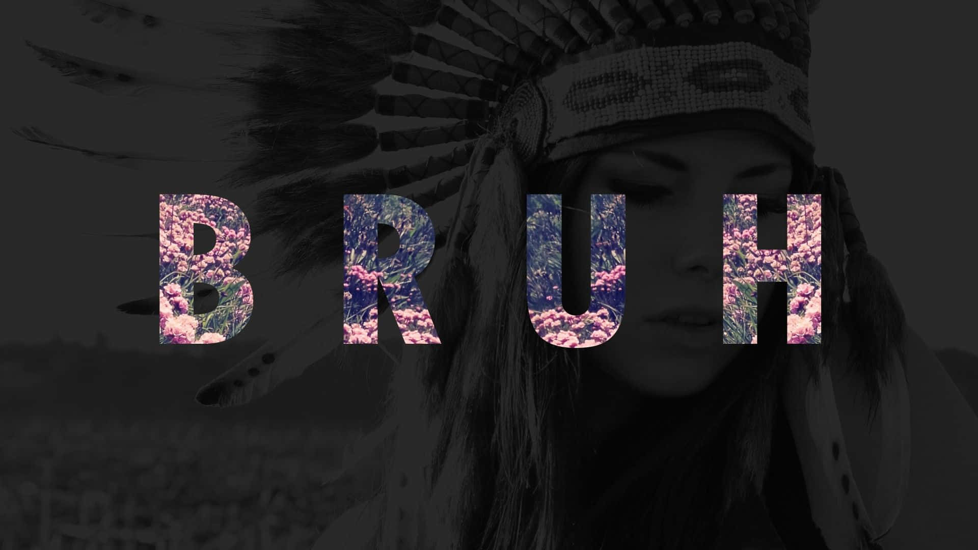 戴著羽毛頭飾的女性，帶有花卉圖案填充的「BRUH」文字。