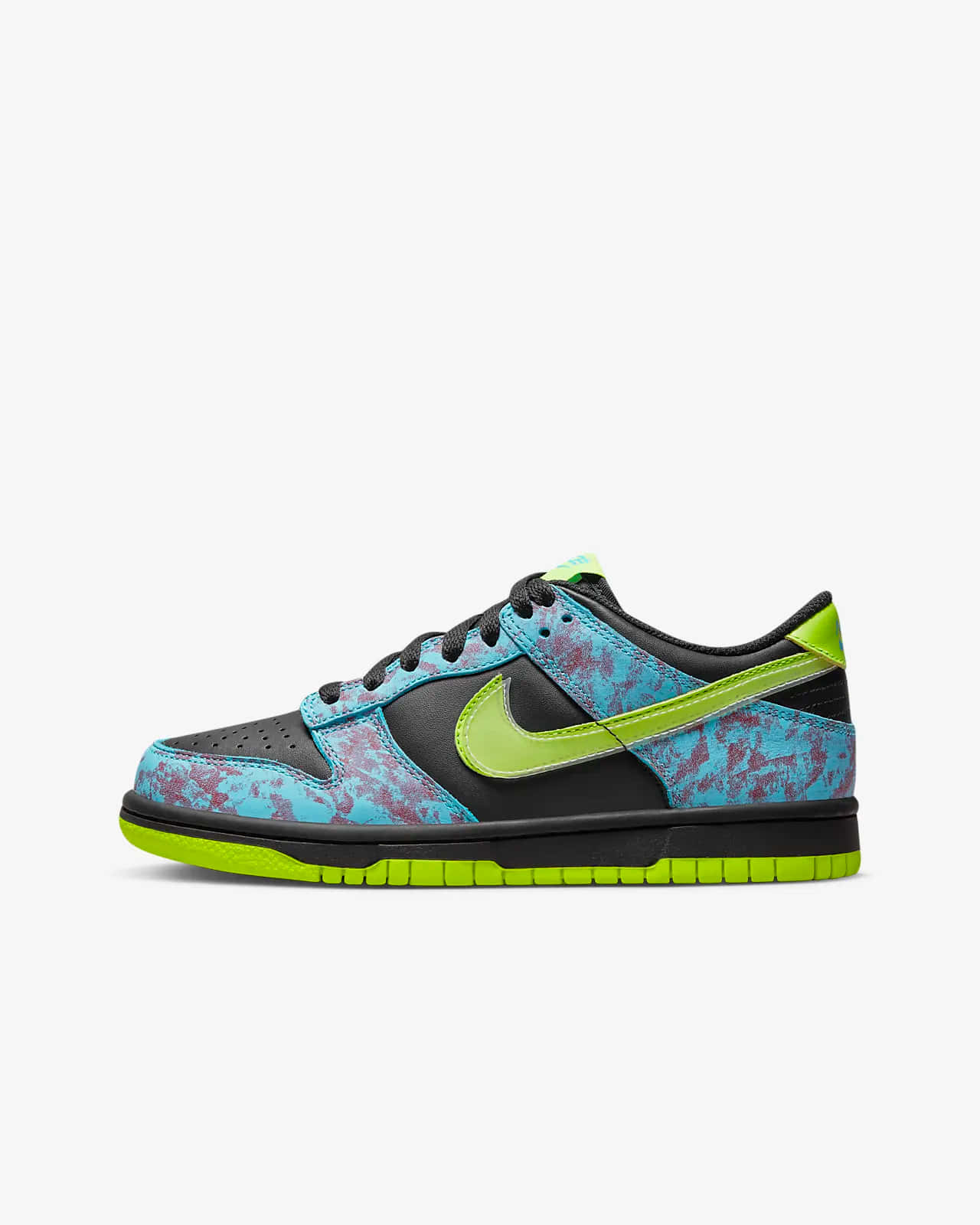 一雙色彩繽紛的Nike Dunk運動鞋，帶有藍色大理石紋設計和螢光綠色點綴。