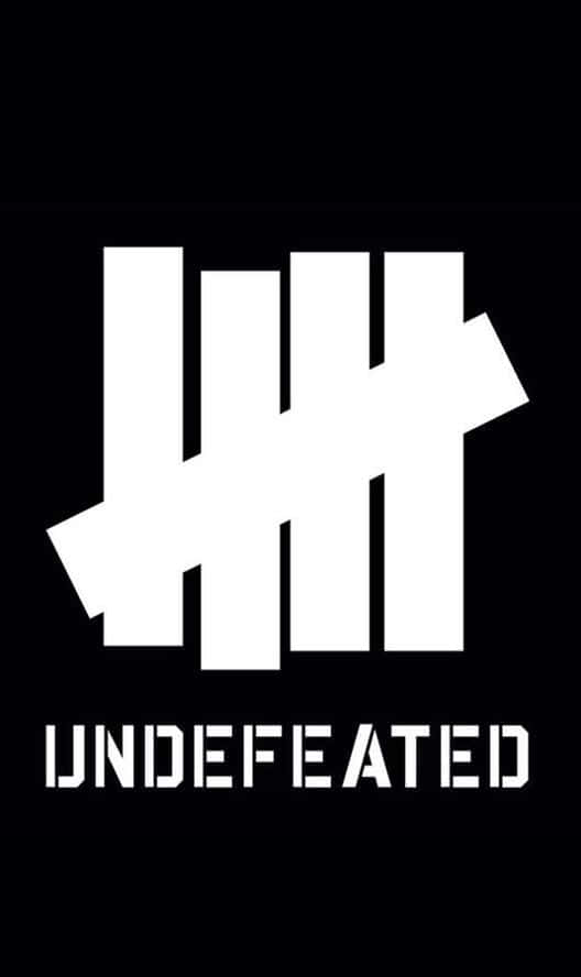 黑色背景上的白色 Undefeated 品牌標誌