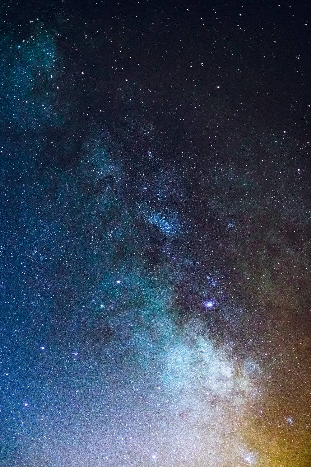 銀河系，帶有深藍色和金色色調的星星和宇宙雲。