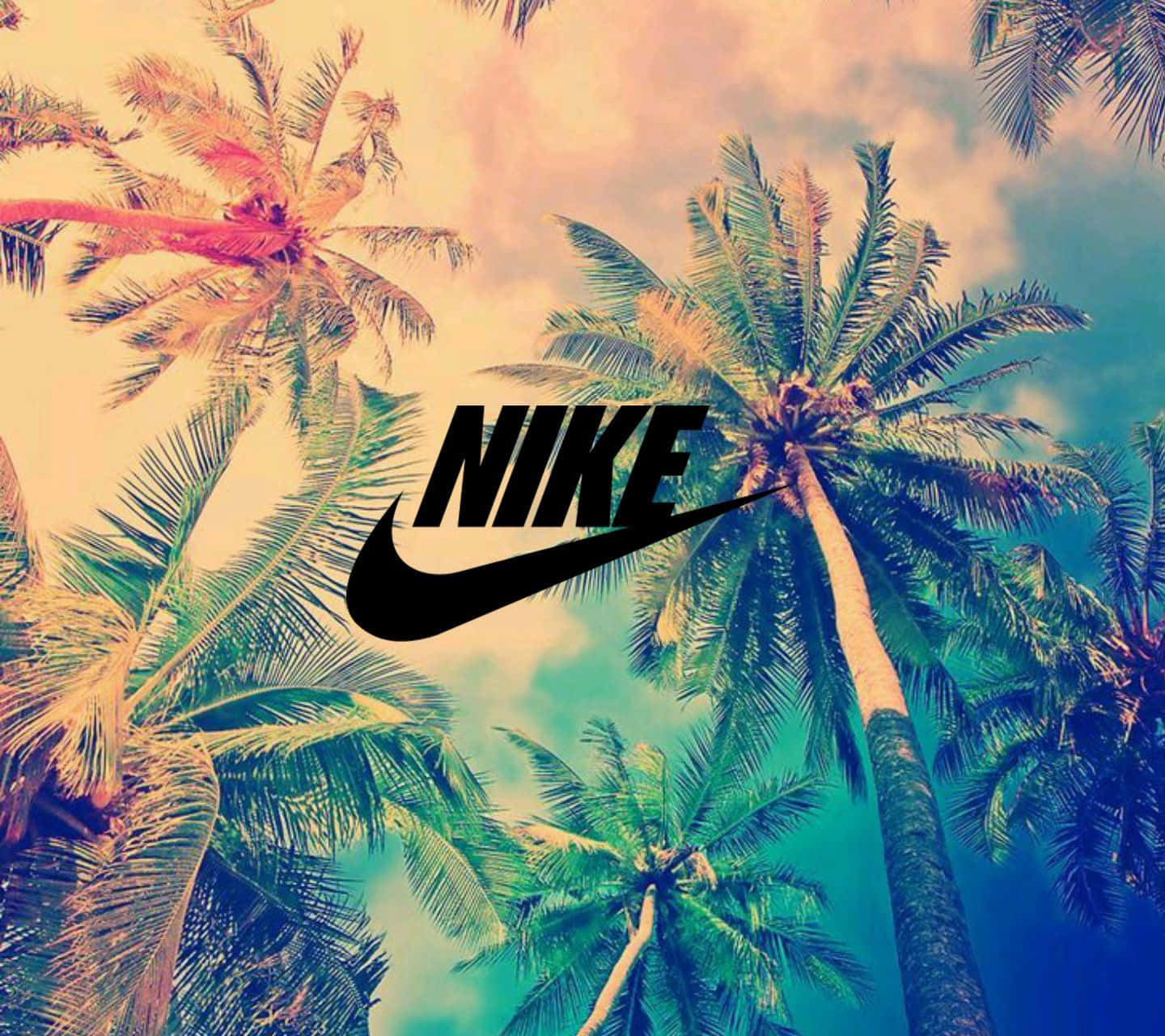 Nike標誌疊加在棕櫚樹上，背景為色彩繽紛的熱帶天空。