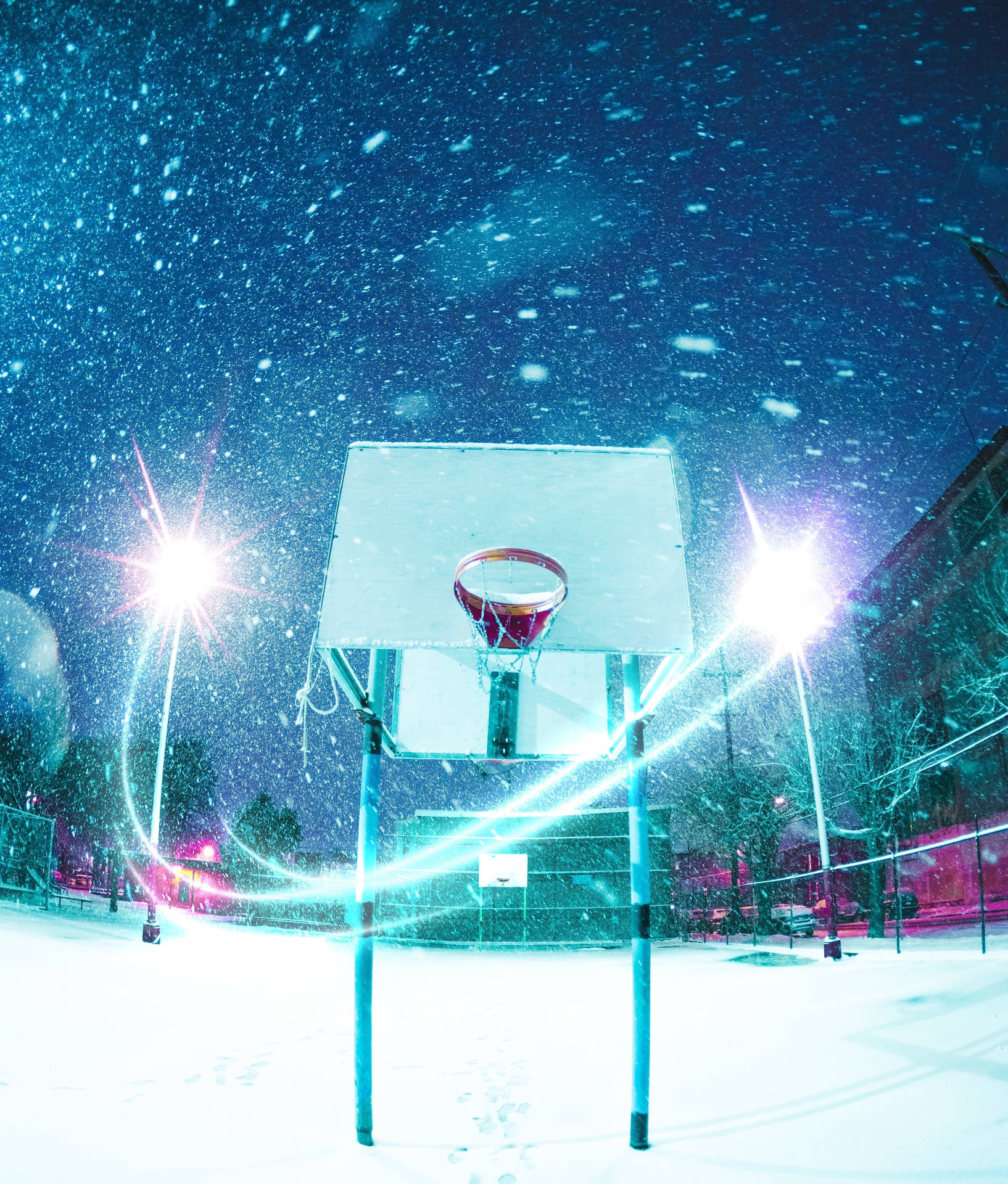 籃球架在閃爍燈光下的雪夜壁紙
