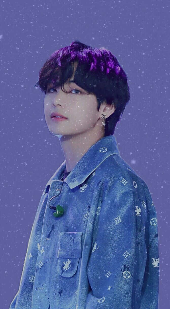「無畏且保持樂觀——這就是BTS V」 壁紙 — 一位紫髮尖端的年輕男子穿著圖案牛仔外套，背景是星空紫色。