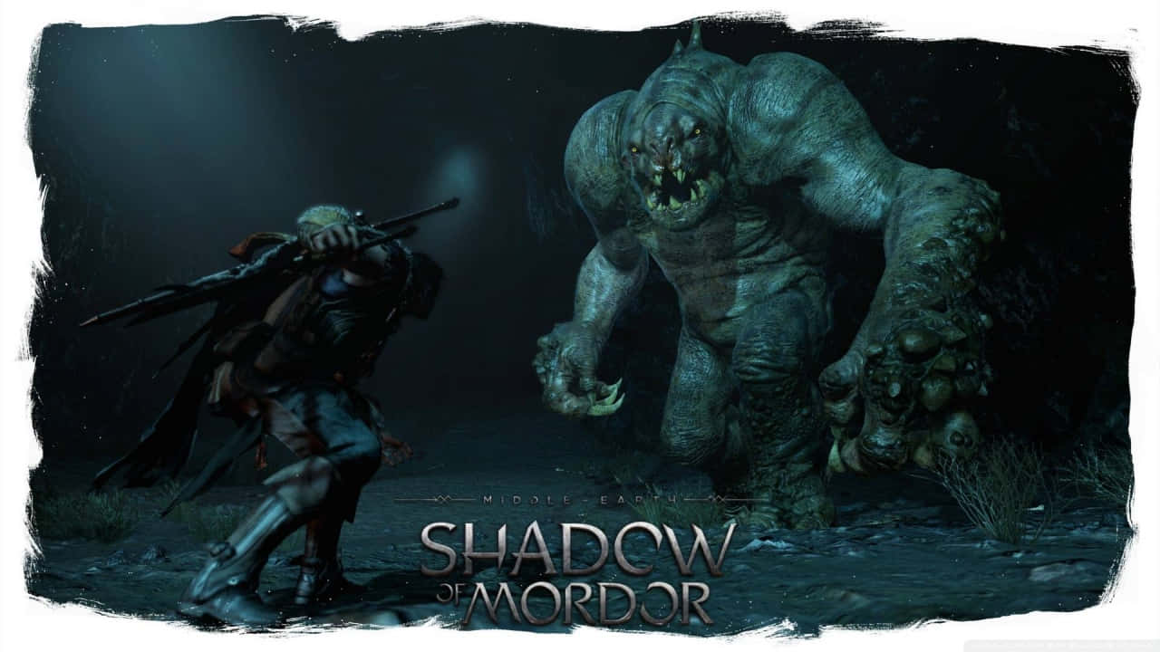 無畏踏入《魔多之影》 壁紙 — 一個孤獨的戰士身穿黑色盔甲，在陰暗迷霧的森林空地中面對一個高聳的怪物獸人。