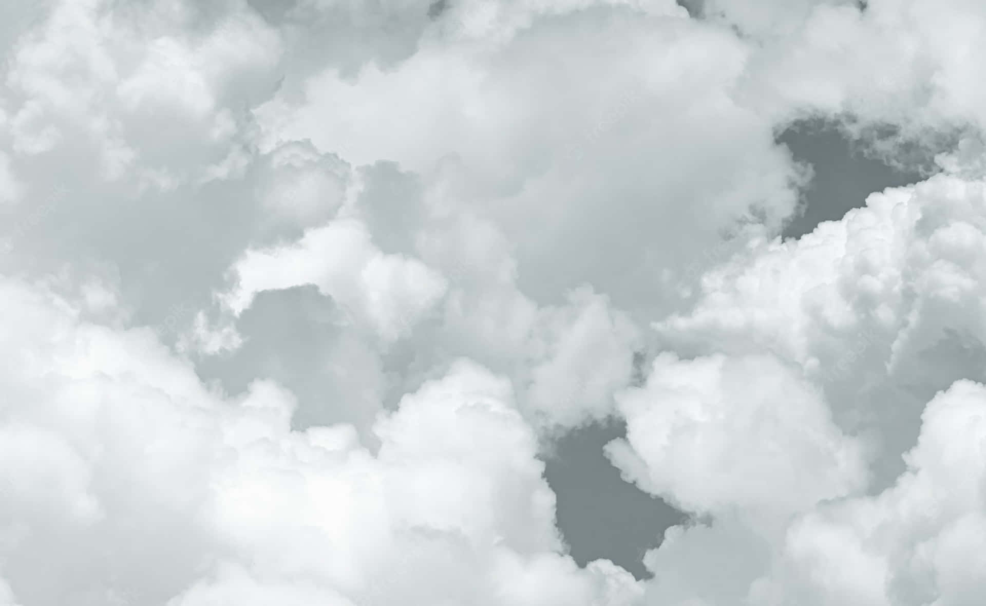 蓬鬆的白雲在柔和的灰色天空中飄浮