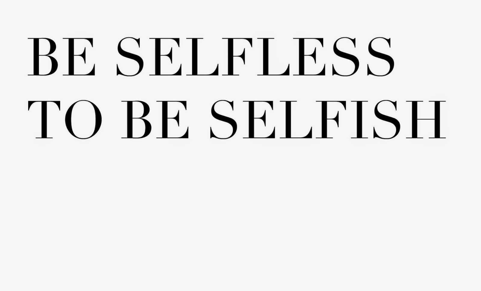 「無私方為自私」格言 壁紙 — 粗體黑色襯線文字顯示「BE SELFLESS TO BE SELFISH」，居中在純淺灰色背景上。