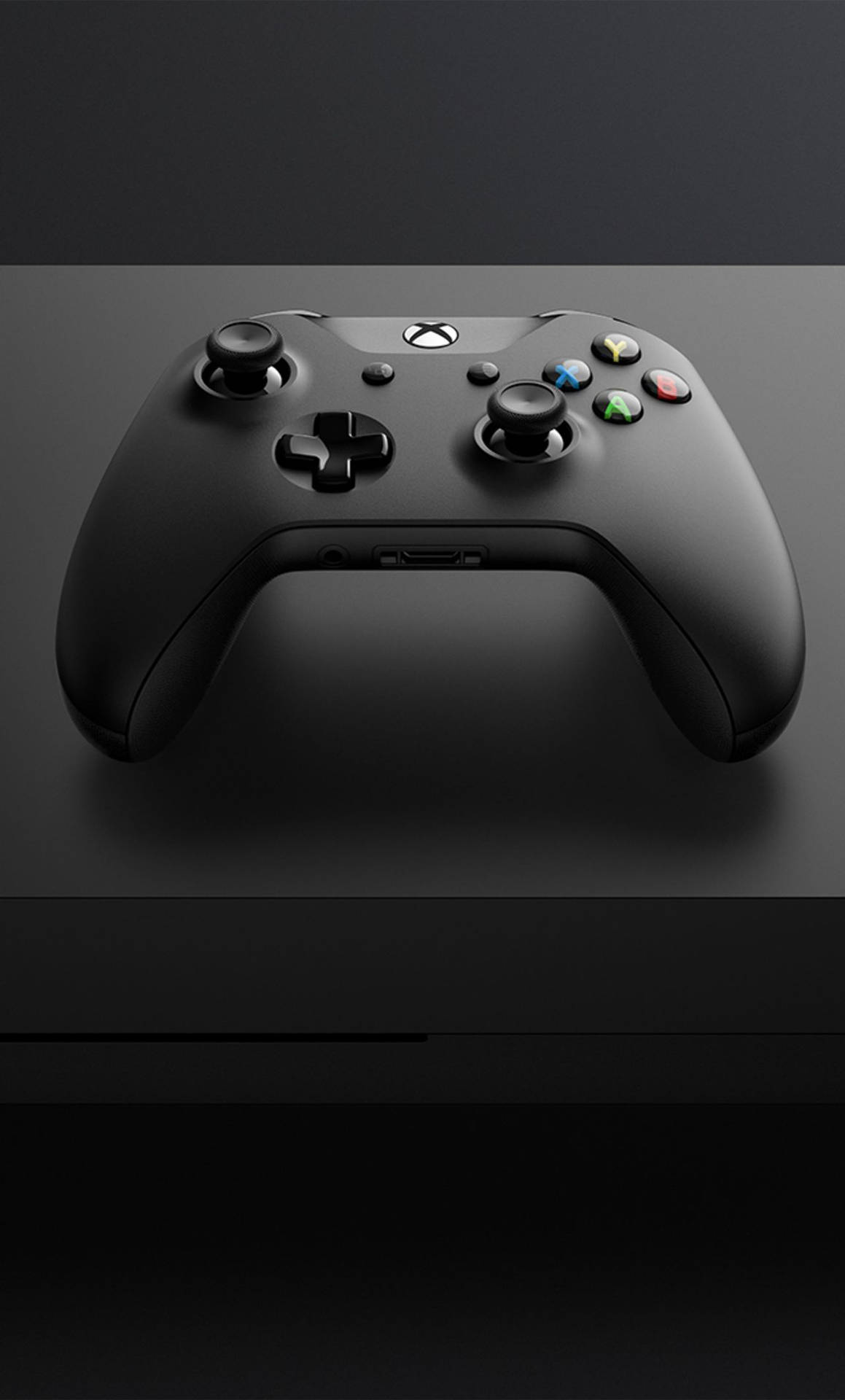 黑色Xbox控制器在深色表面上，柔和燈光