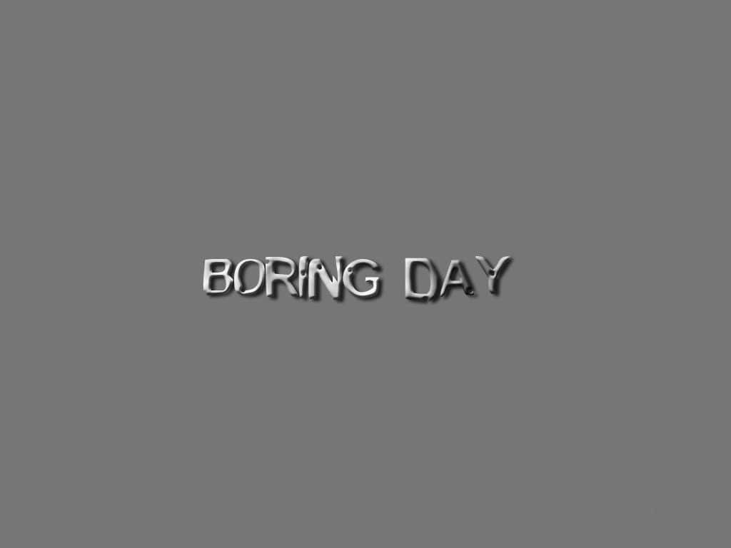 灰色背景上顯示金屬3D文字「BORING DAY」。