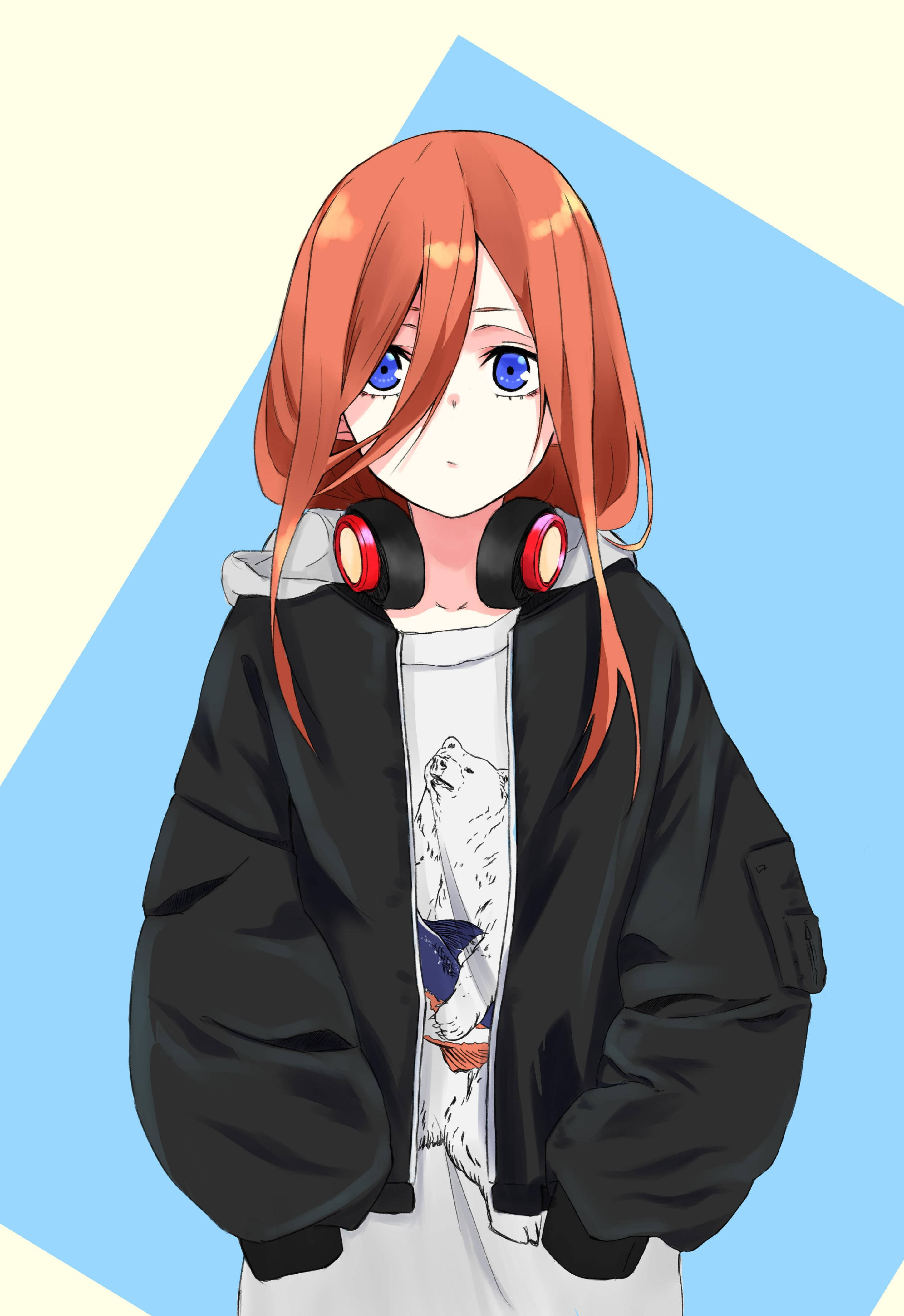 無表情的中野梓 壁紙 — 動漫女孩，橙色頭髮，藍色眼睛，穿著黑色外套和紅色耳機，背景為藍色和奶油色幾何圖案。