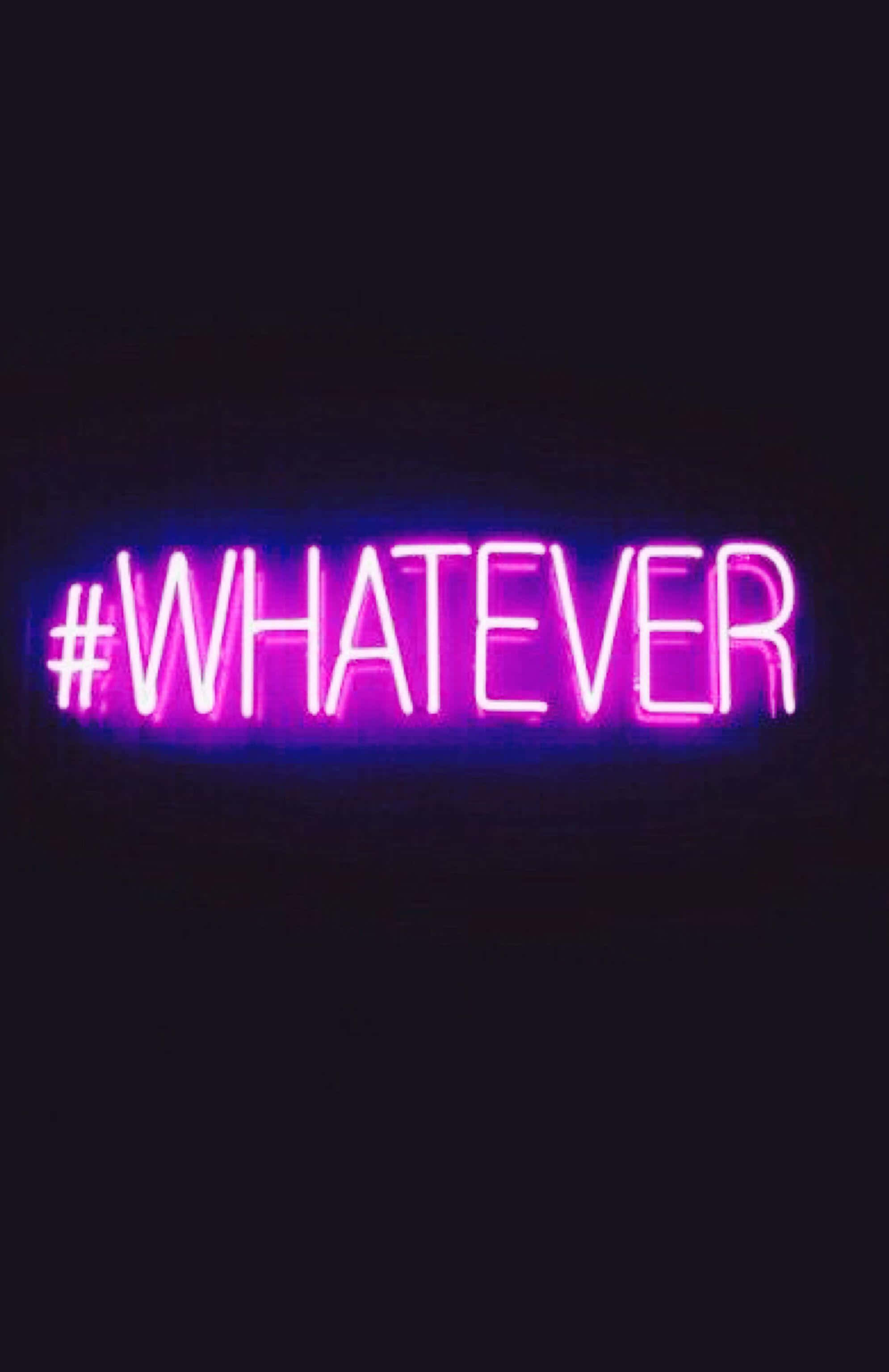 霓虹燈牌在黑色背景上以粉紅光顯示 hashtag whatever。