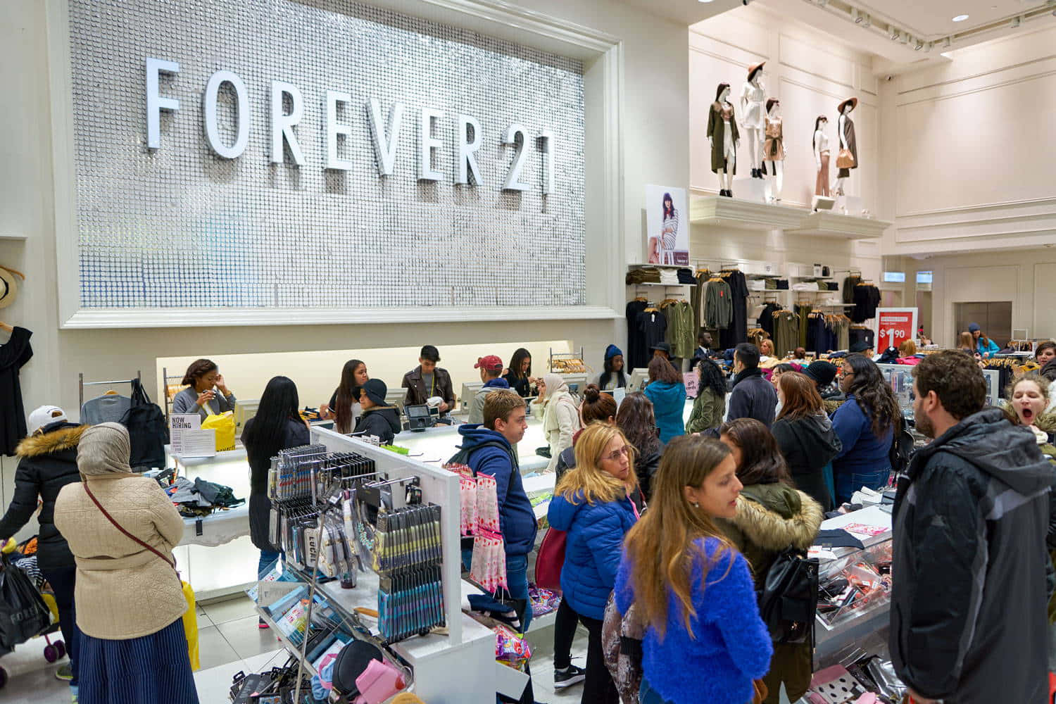 顧客在擁擠的 Forever 21 零售店內瀏覽服裝貨架。