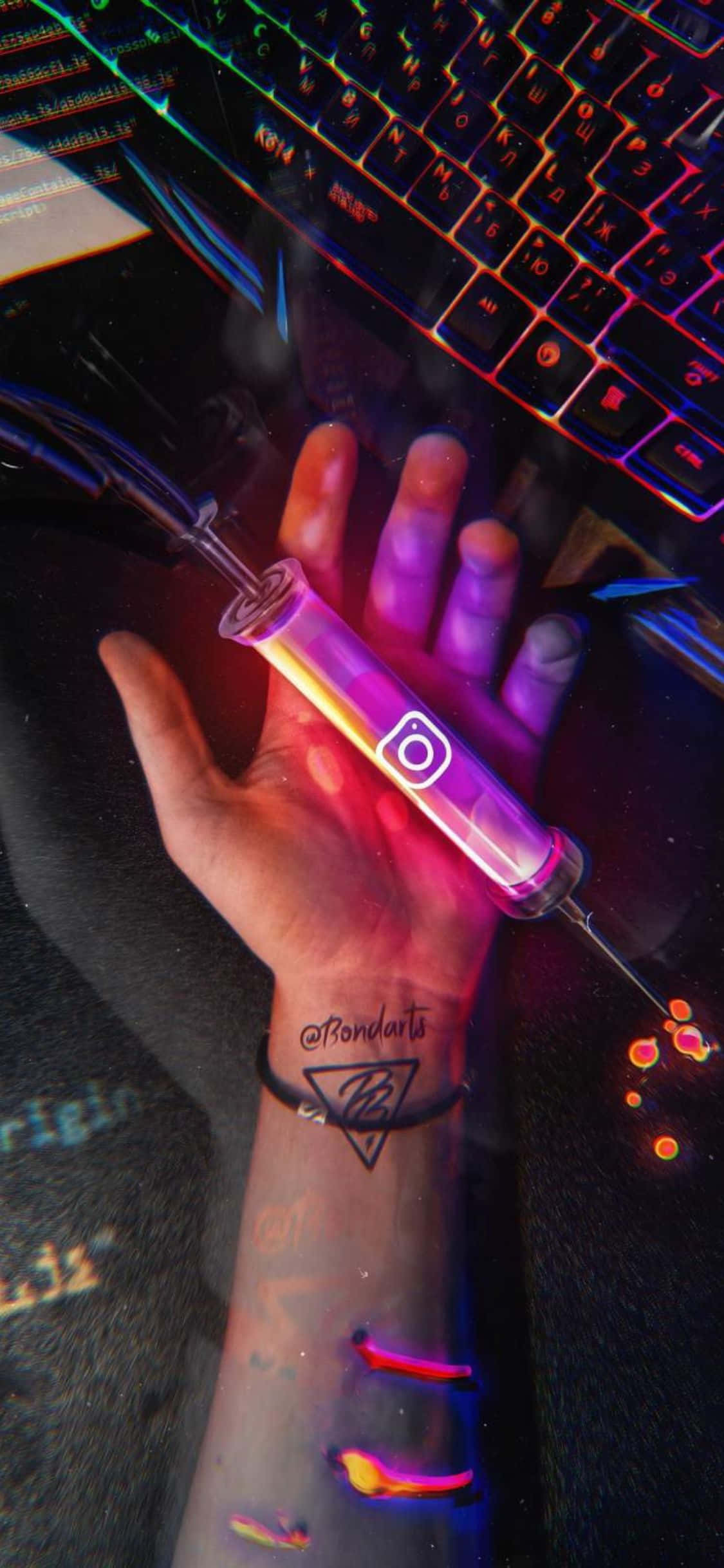 無論何處，都能保持聯繫 壁紙 — 一隻手拿著帶有Instagram標誌的發光霓虹注射器，背景是帶有鮮豔RGB背光的深色鍵盤。