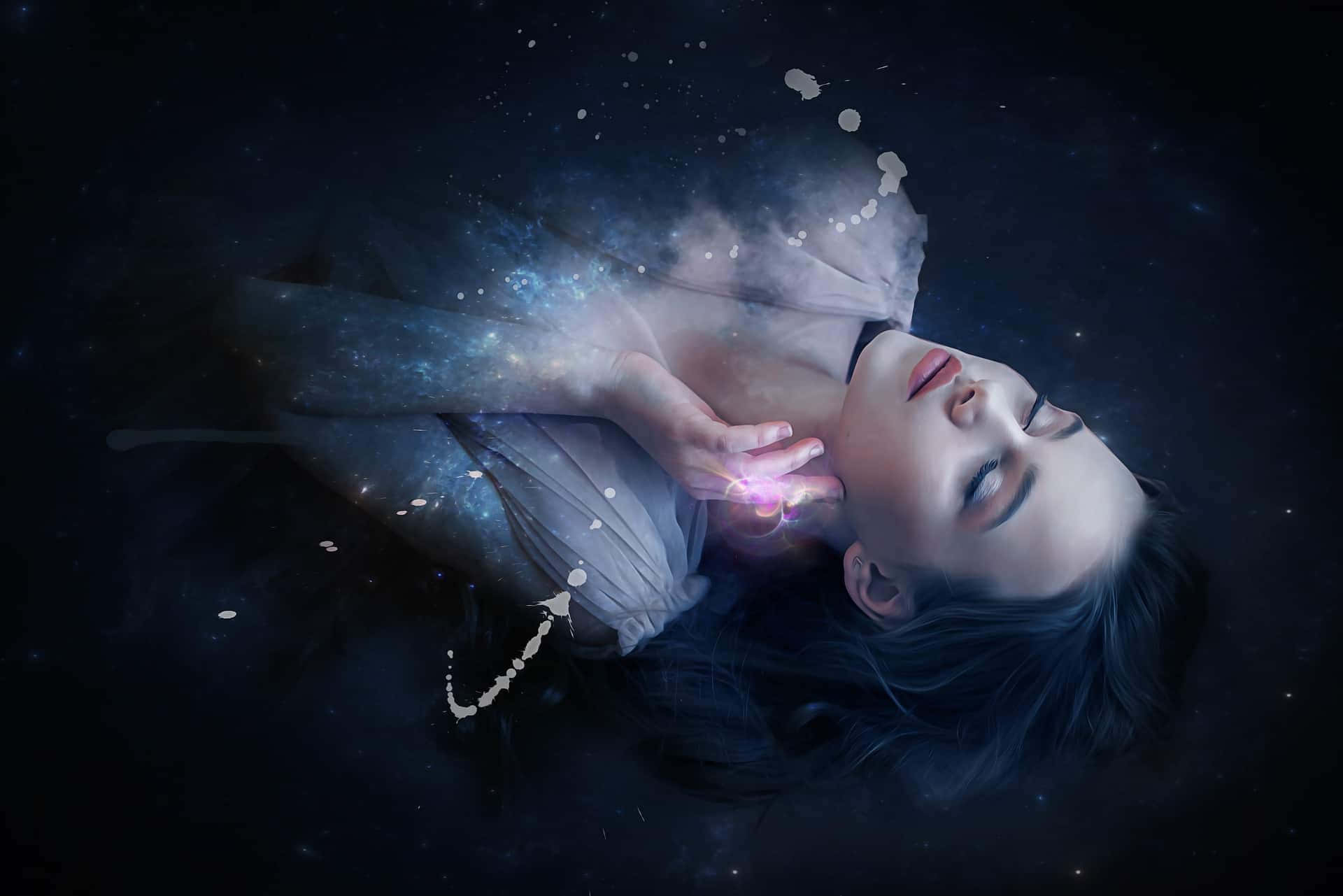 無論夢想多遠，都勇敢追尋 壁紙 — 一位寧靜的女性漂浮在宇宙空間中，星系塵埃圍繞她發光的手旋轉。
